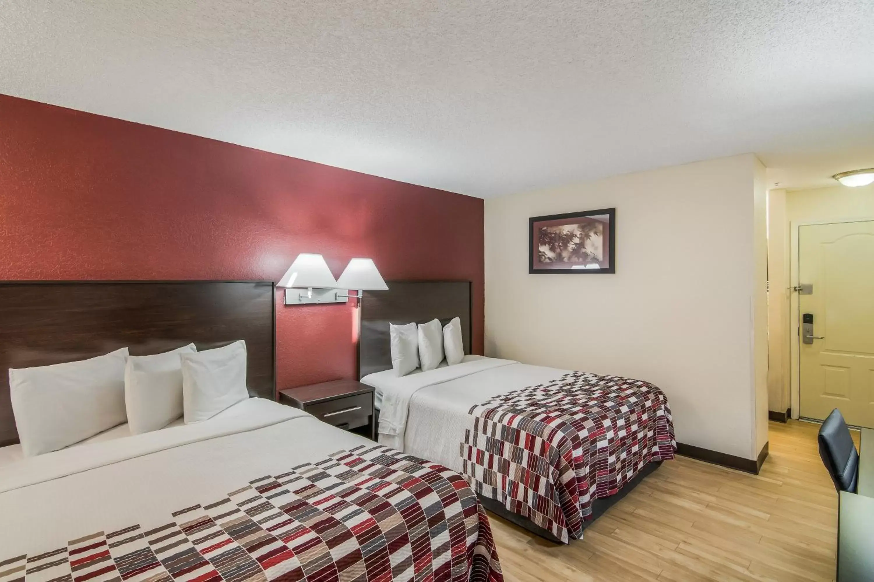 Photo of the whole room, Bed in Red Roof Inn & Suites Pensacola East - Milton