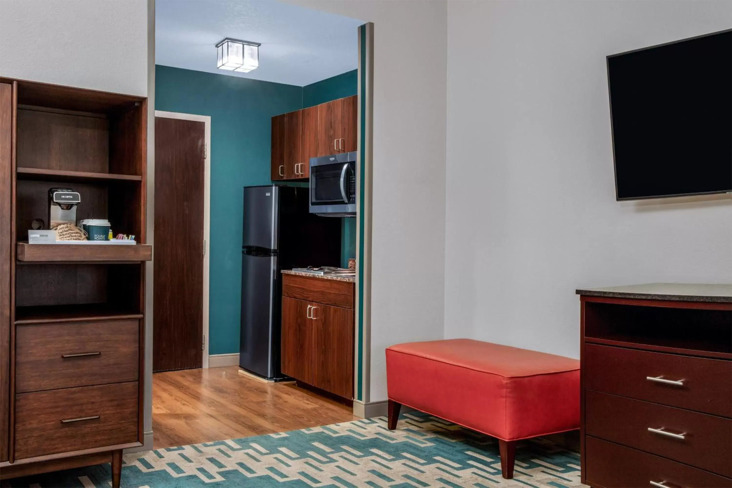 Kitchen or kitchenette, TV/Entertainment Center in Four Points by Sheraton Fort Lauderdale Airport - Dania Beach