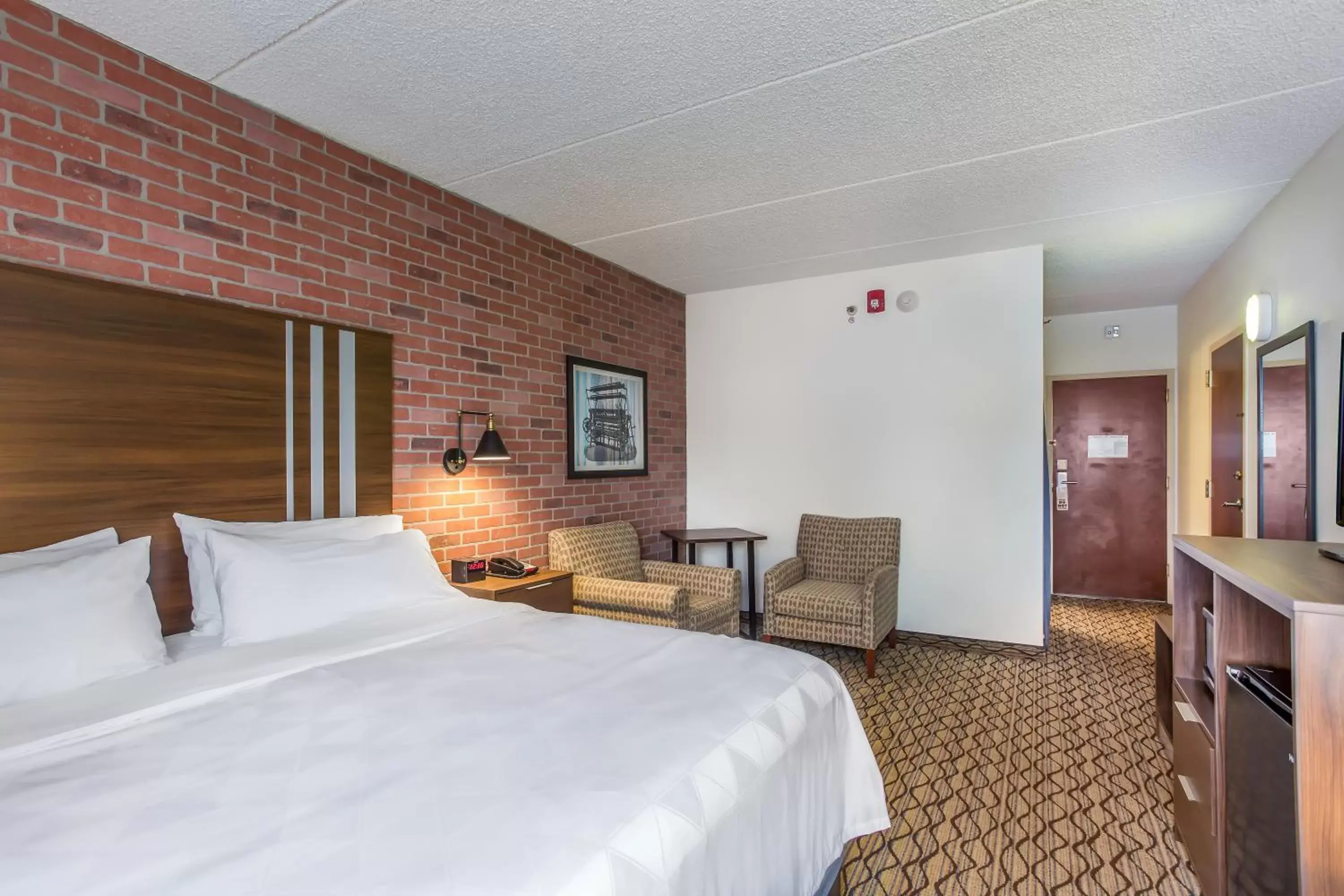 Photo of the whole room, Bed in Burrstone Inn, Ascend Hotel Collection