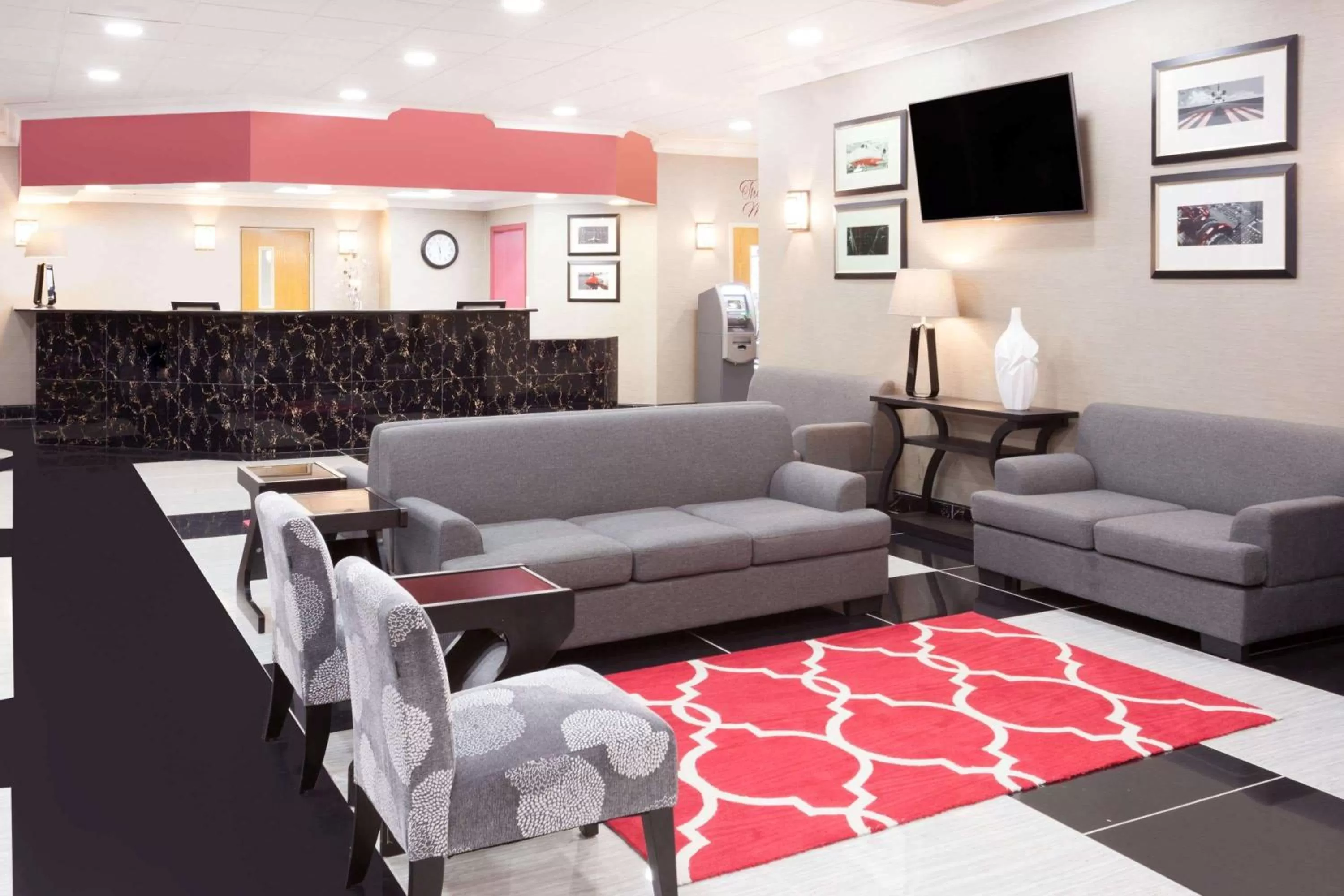 Lobby or reception in Ramada Plaza by Wyndham Chicago North Shore