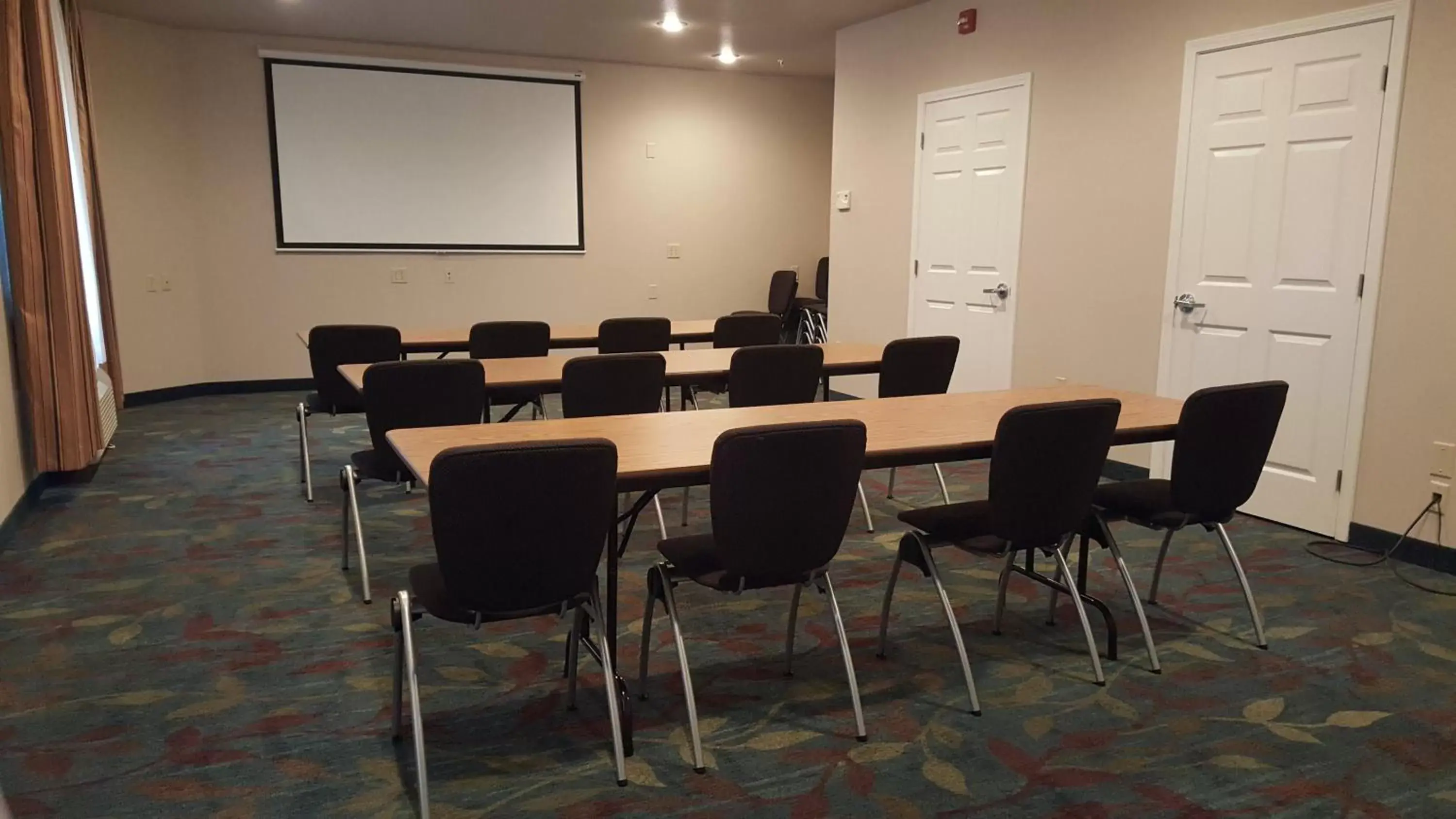 Meeting/conference room in Candlewood Suites Hot Springs, an IHG Hotel