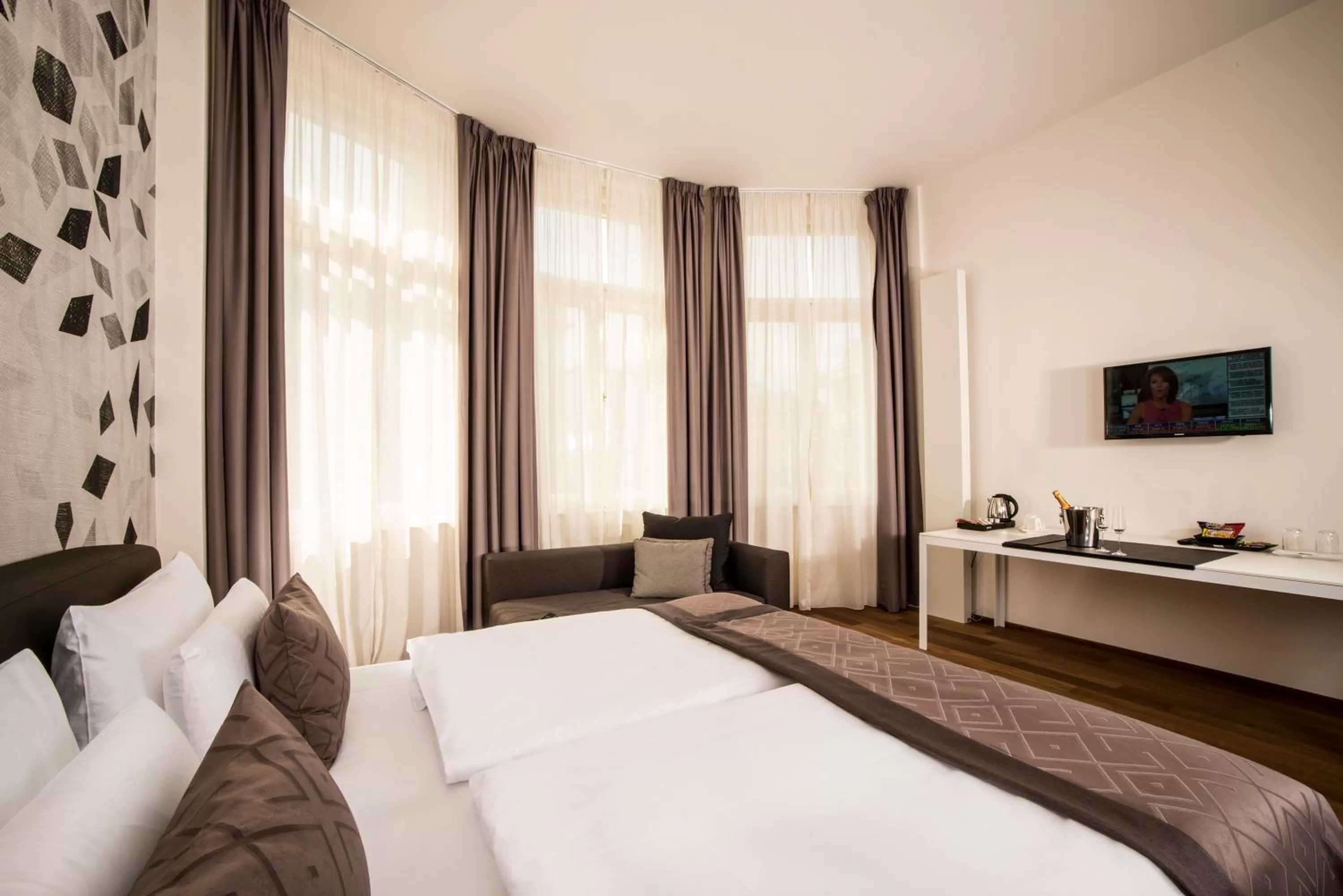 Day, Bed in Hotel Golden Crown