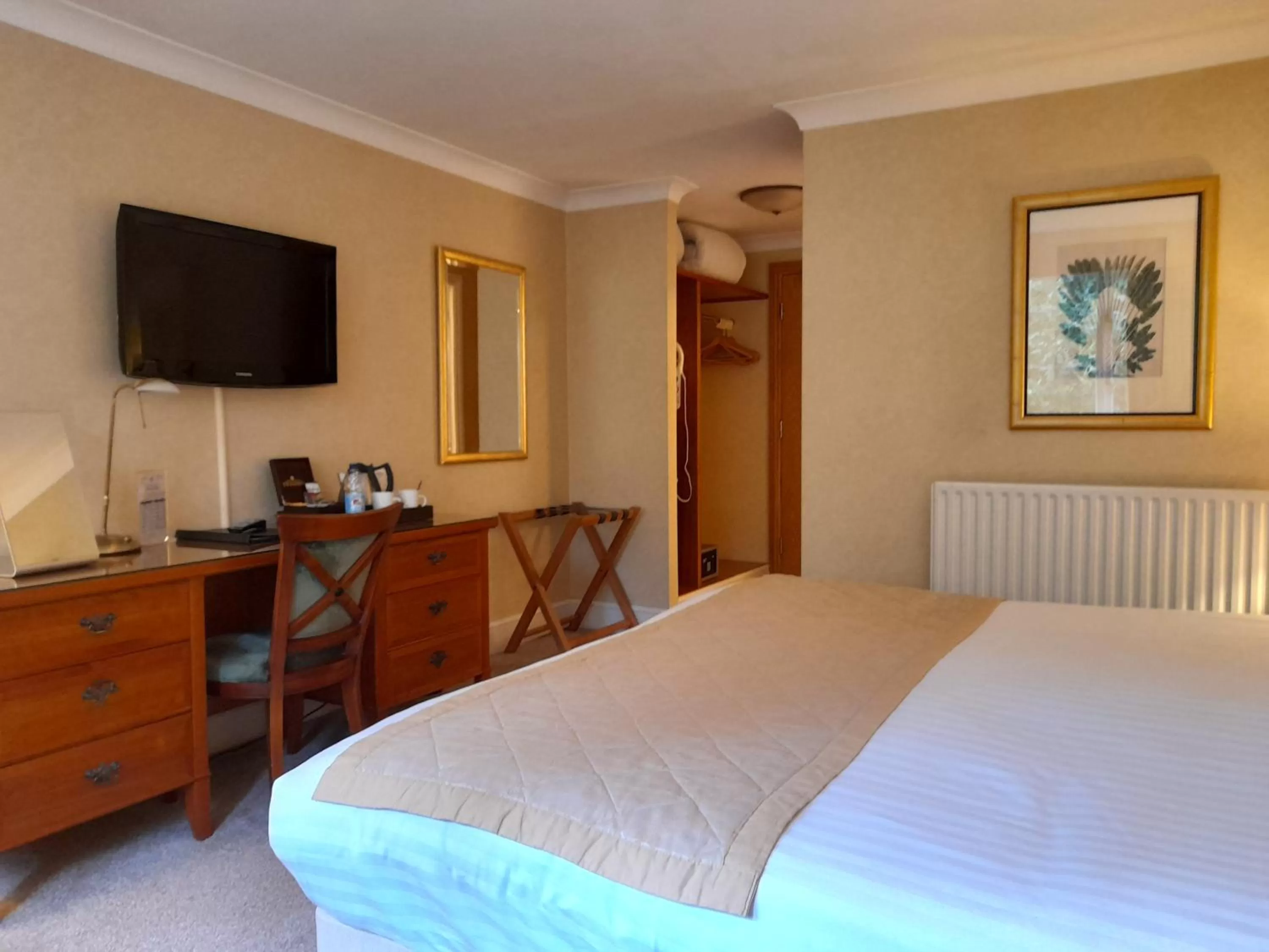 hair dresser, Bed in Lismoyne Hotel