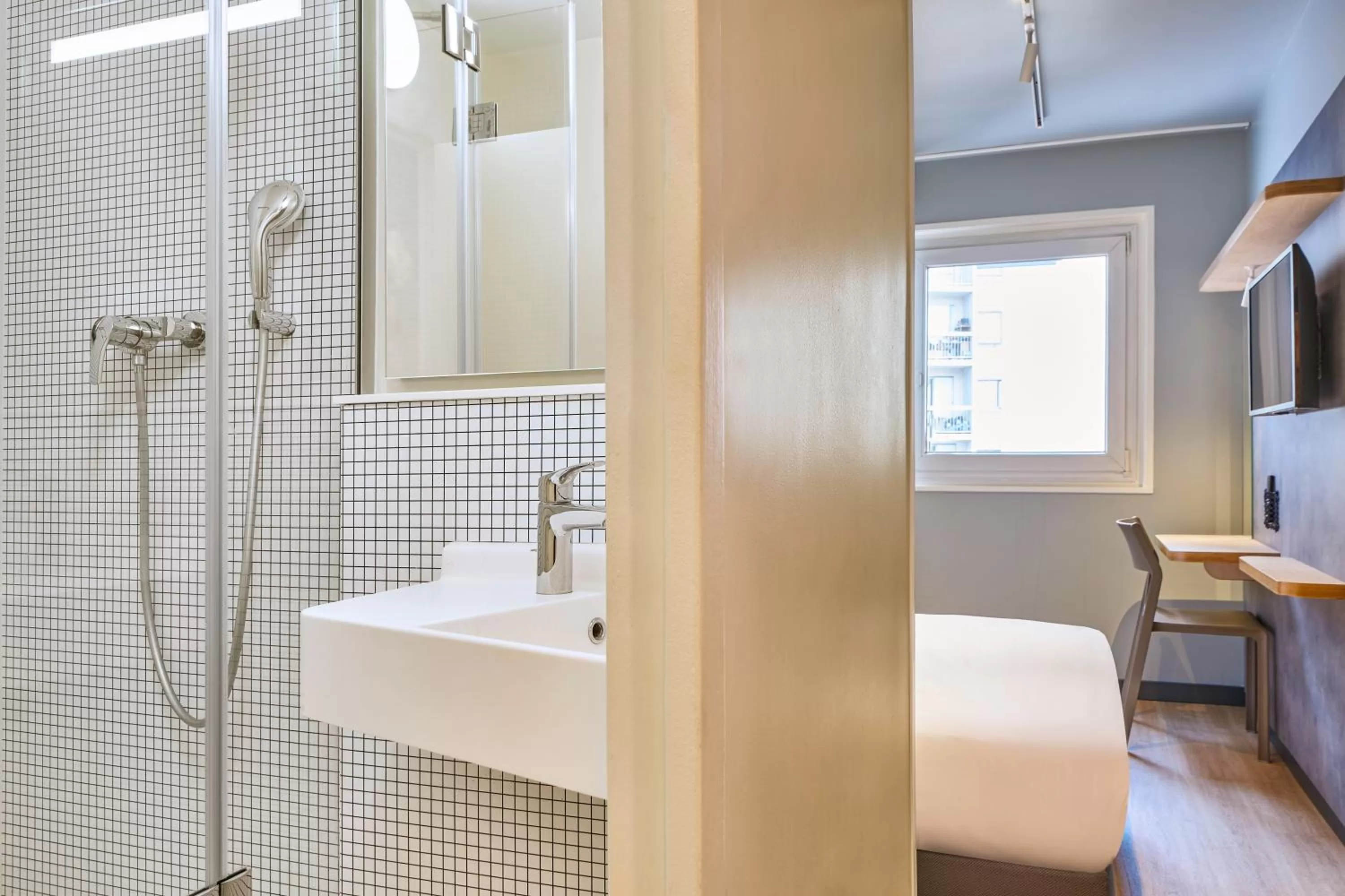Shower in ibis budget Paris Porte d'Aubervilliers