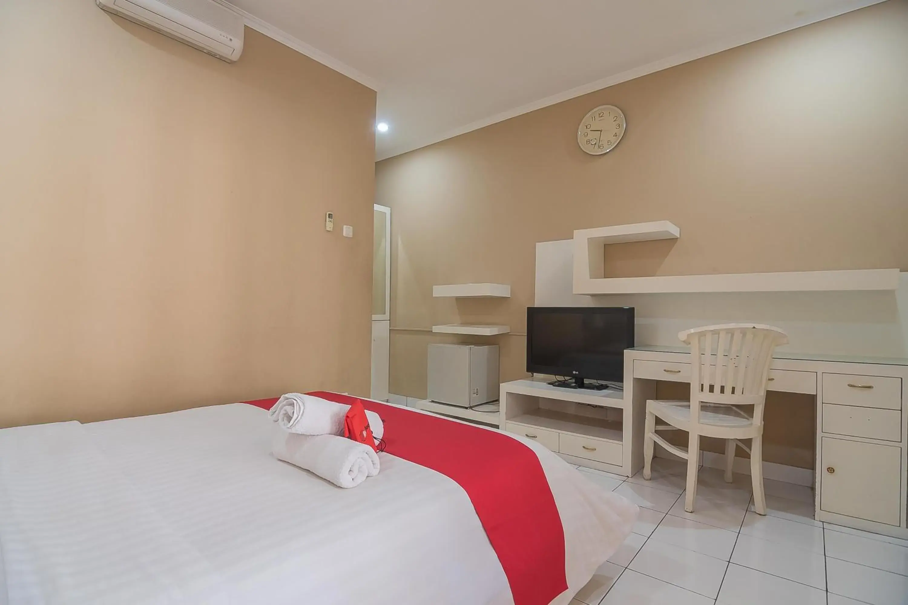 Bedroom, TV/Entertainment Center in RedDoorz near Setrasari Mall 2