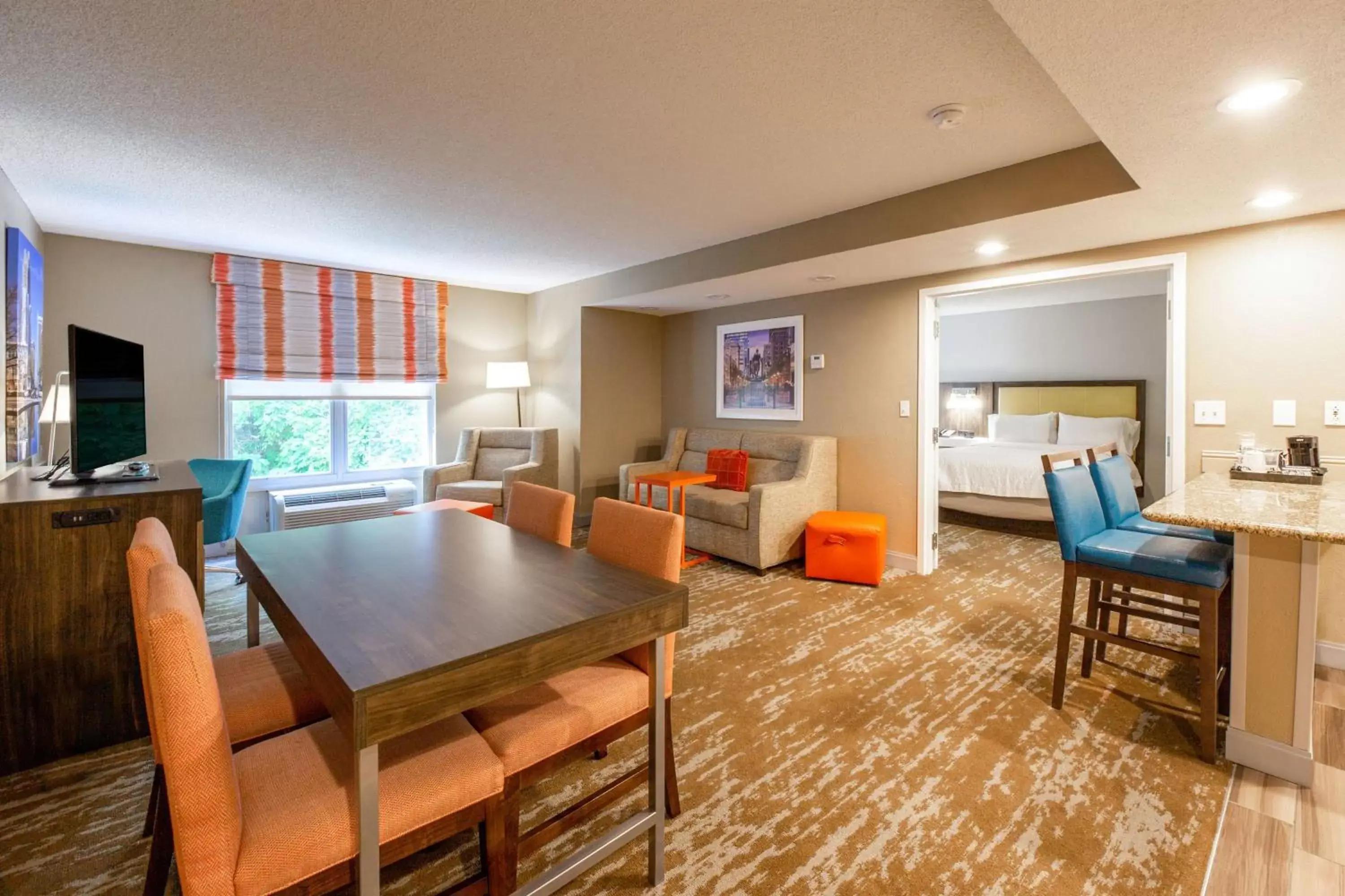 Living room, Dining Area in Hampton Inn & Suites Raleigh/Cary I-40 (PNC Arena)