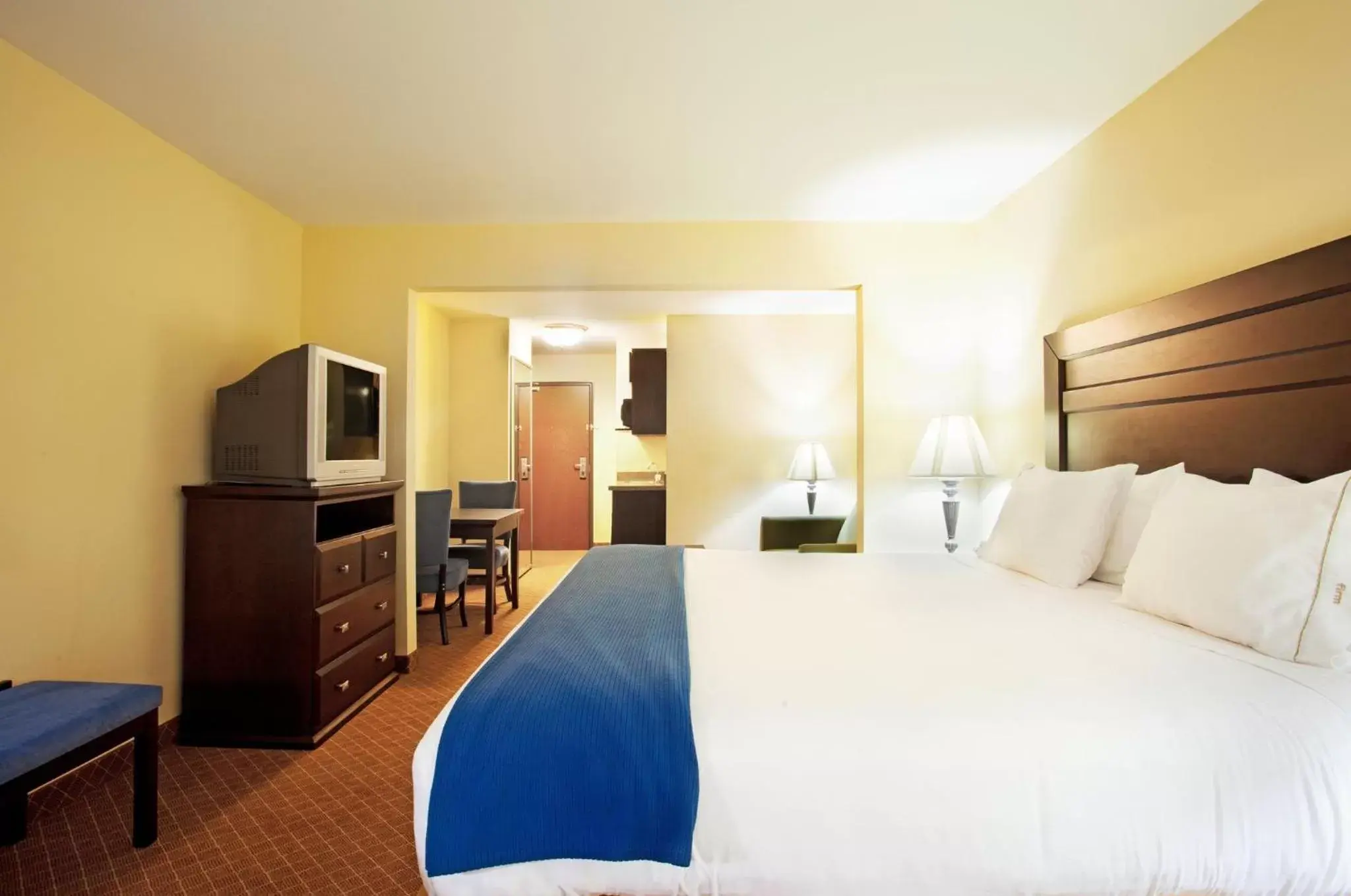 Photo of the whole room, Bed in Holiday Inn Express Hotel & Suites Chicago South Lansing, an IHG Hotel