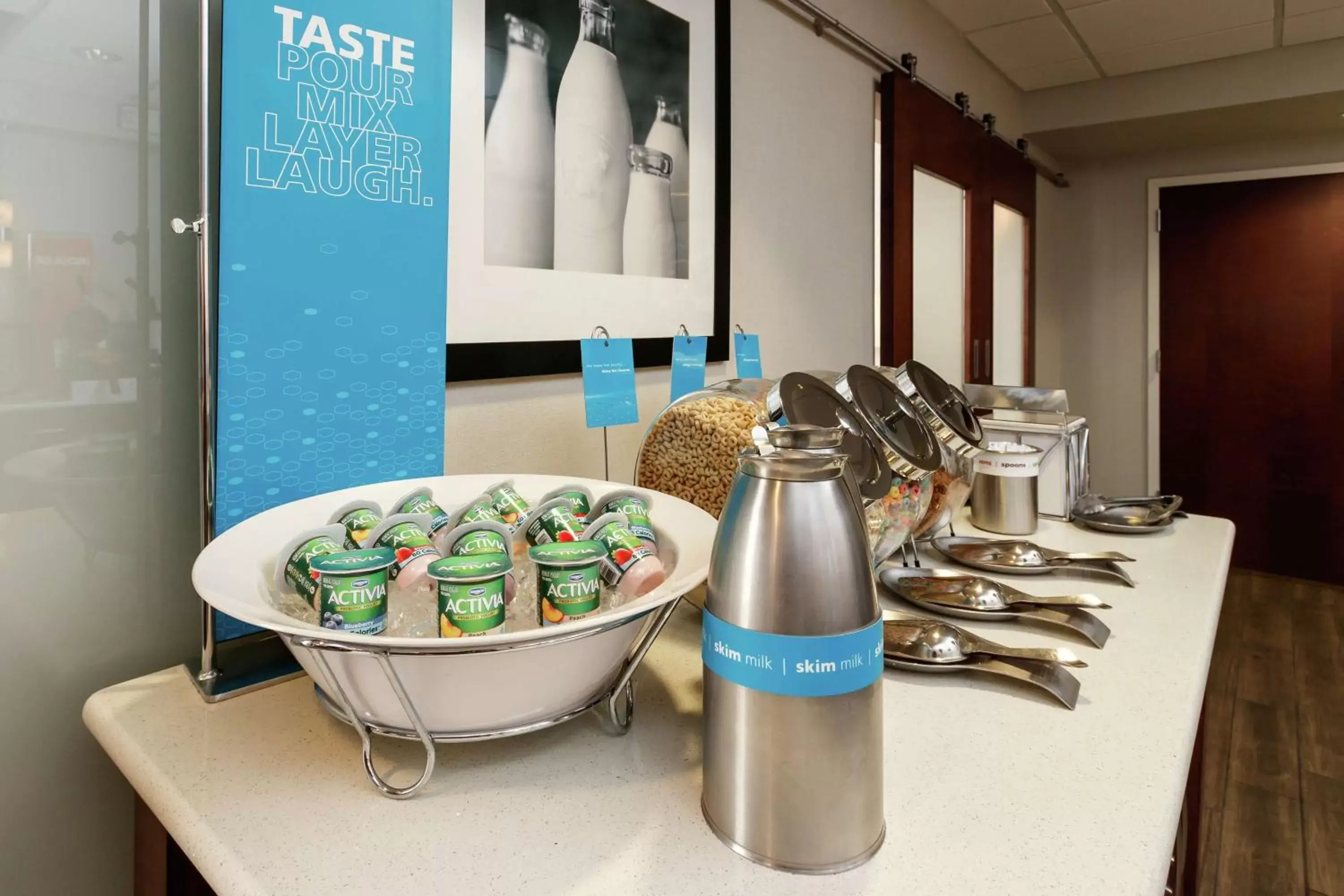 Breakfast in Hampton Inn & Suites Navarre Breakfast in Hampton Inn & Suites Navarre