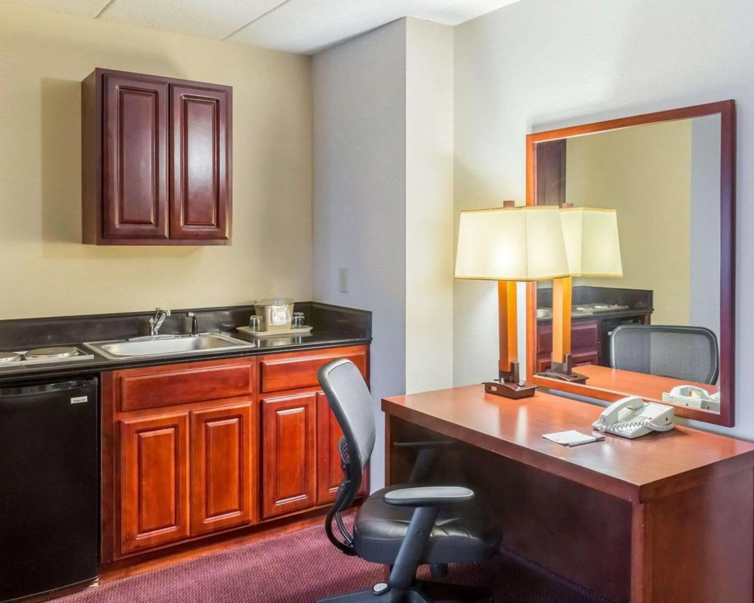 Photo of the whole room, Kitchen/Kitchenette in Clarion Hotel Somerset - New Brunswick