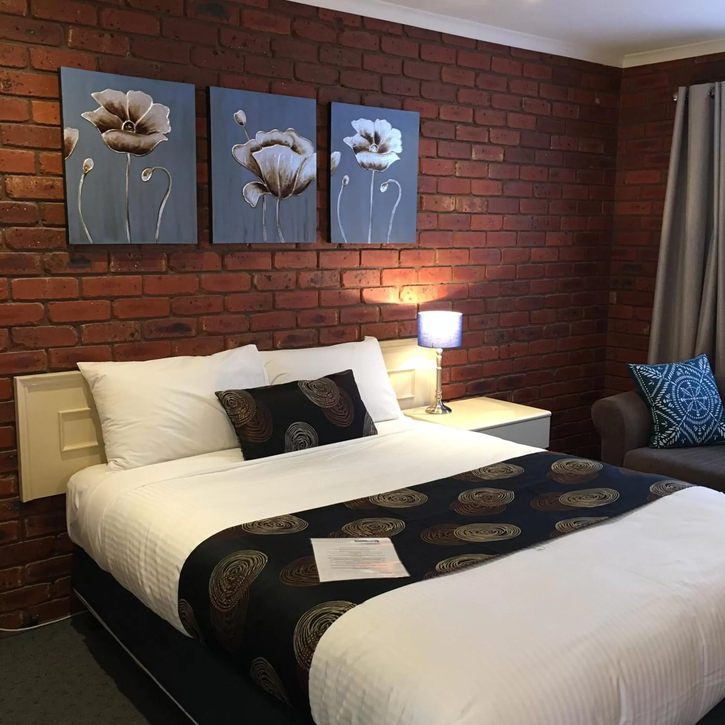 Bed in Melton Motor Inn and Apartments