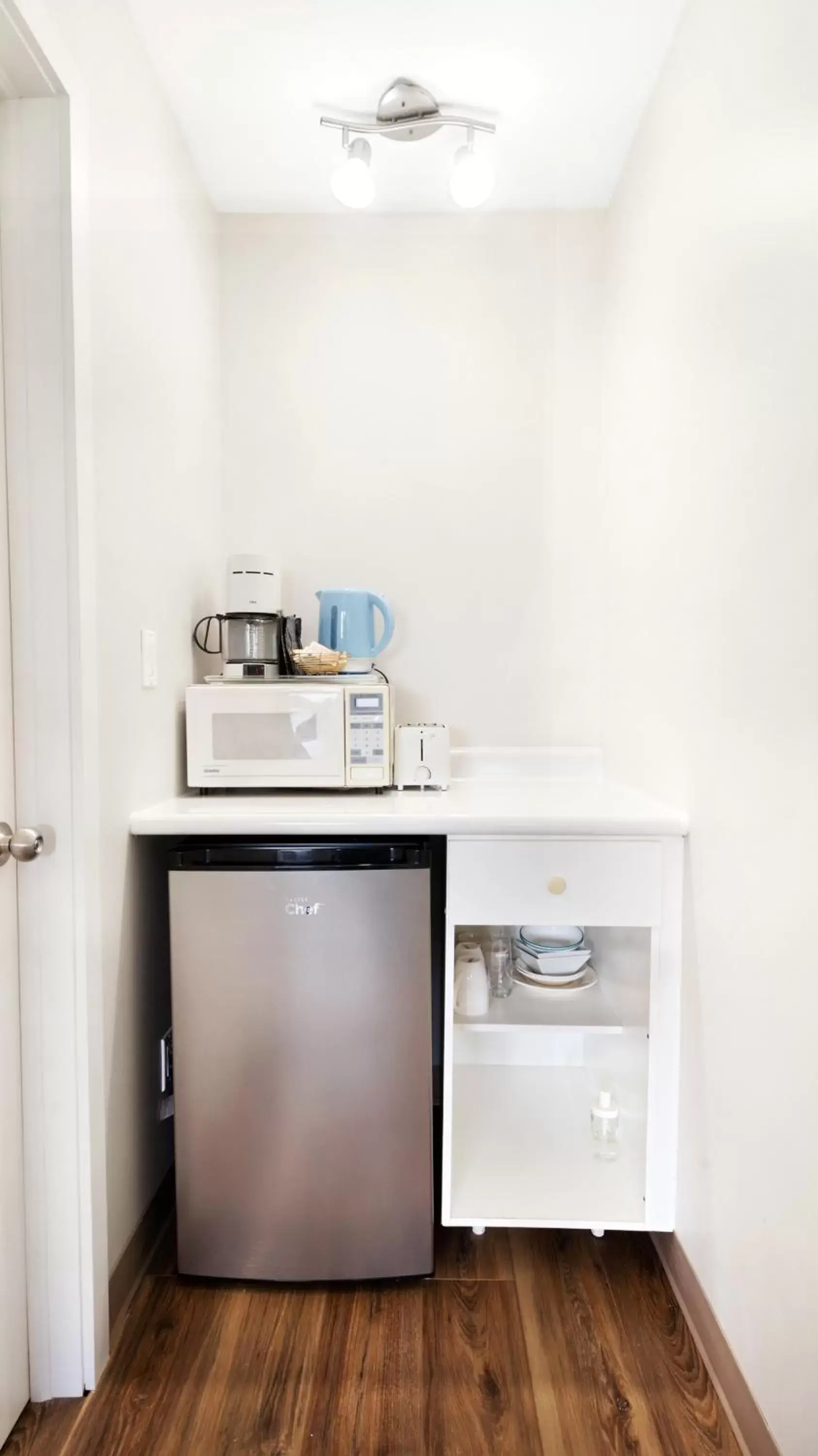 Kitchen/Kitchenette in Homeport Motel