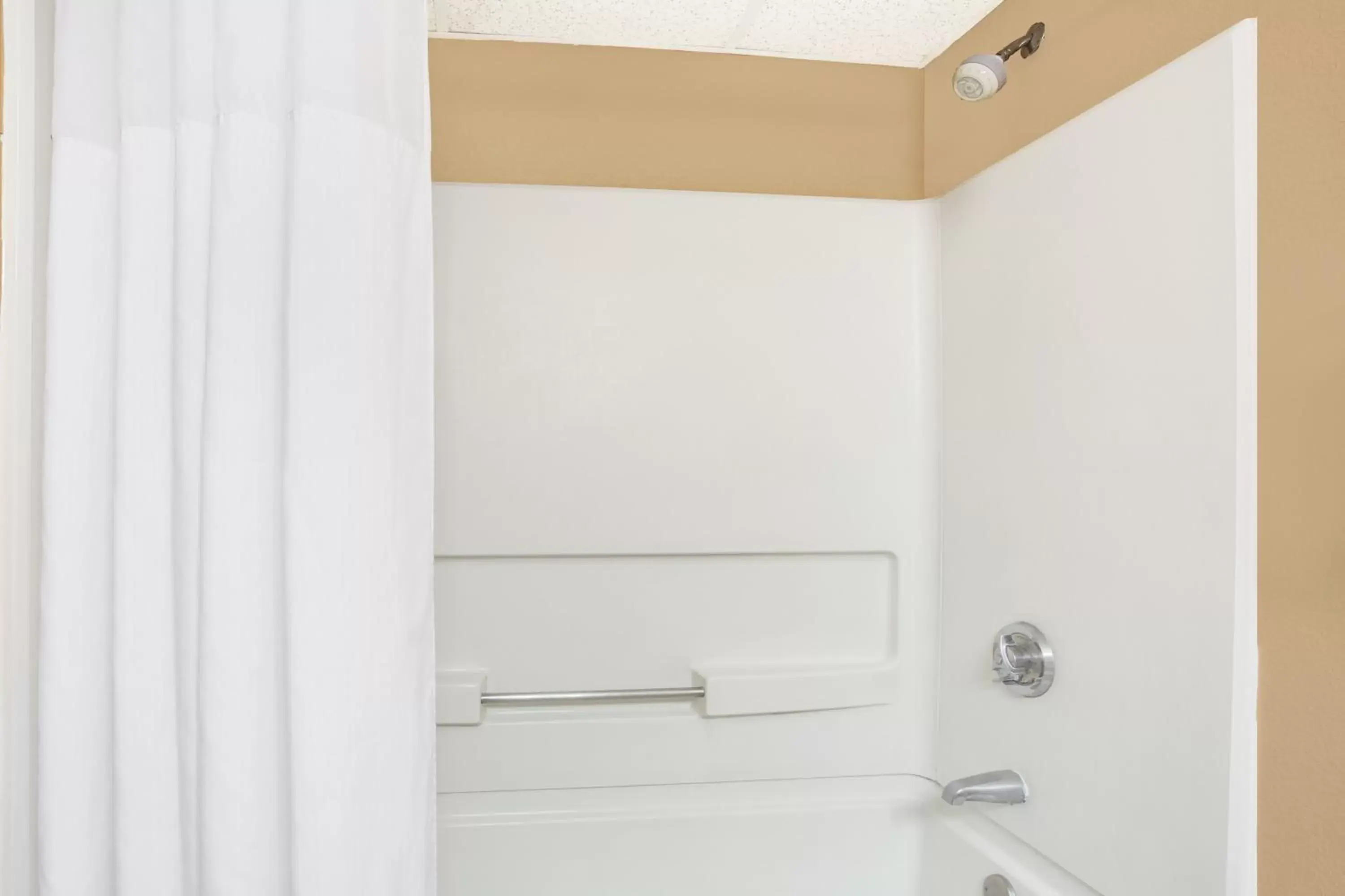 King Room- Non-Smoking in Days Inn by Wyndham Newport News City Center Oyster Point King Room- Non-Smoking in Days Inn by Wyndham Newport News City Center Oyster Point