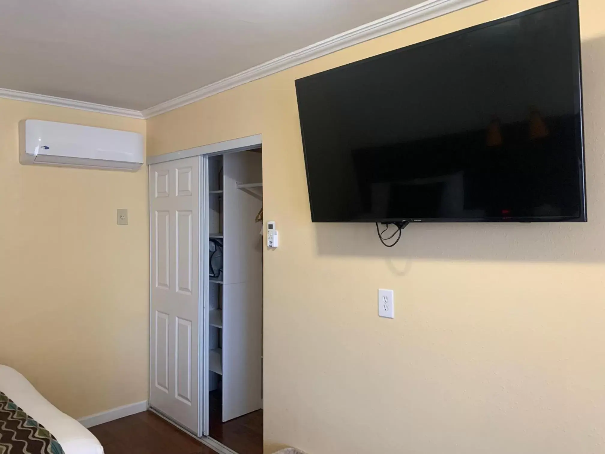 TV and multimedia, TV/Entertainment Center in Oasis Inn and Suites