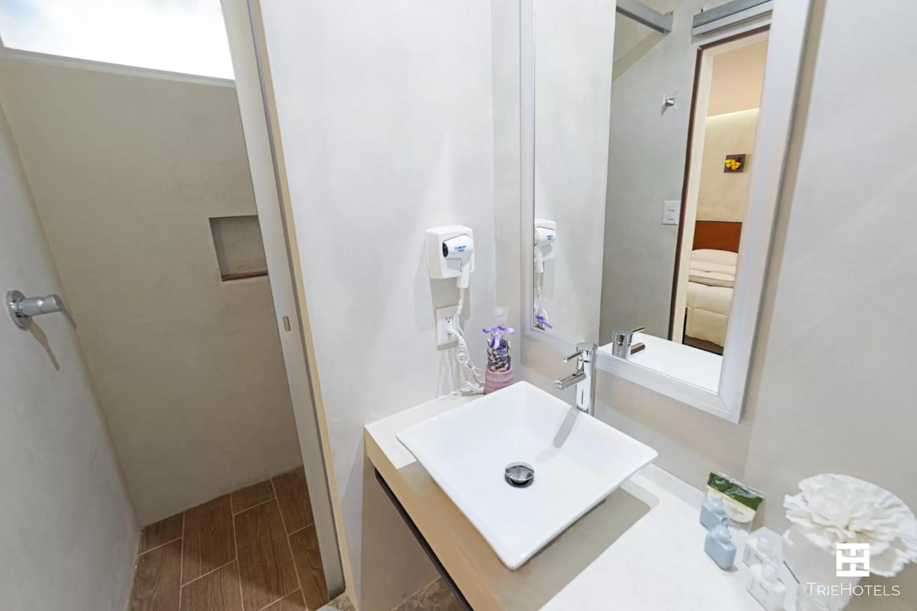 Shower, Bathroom in Hotel Urban 101