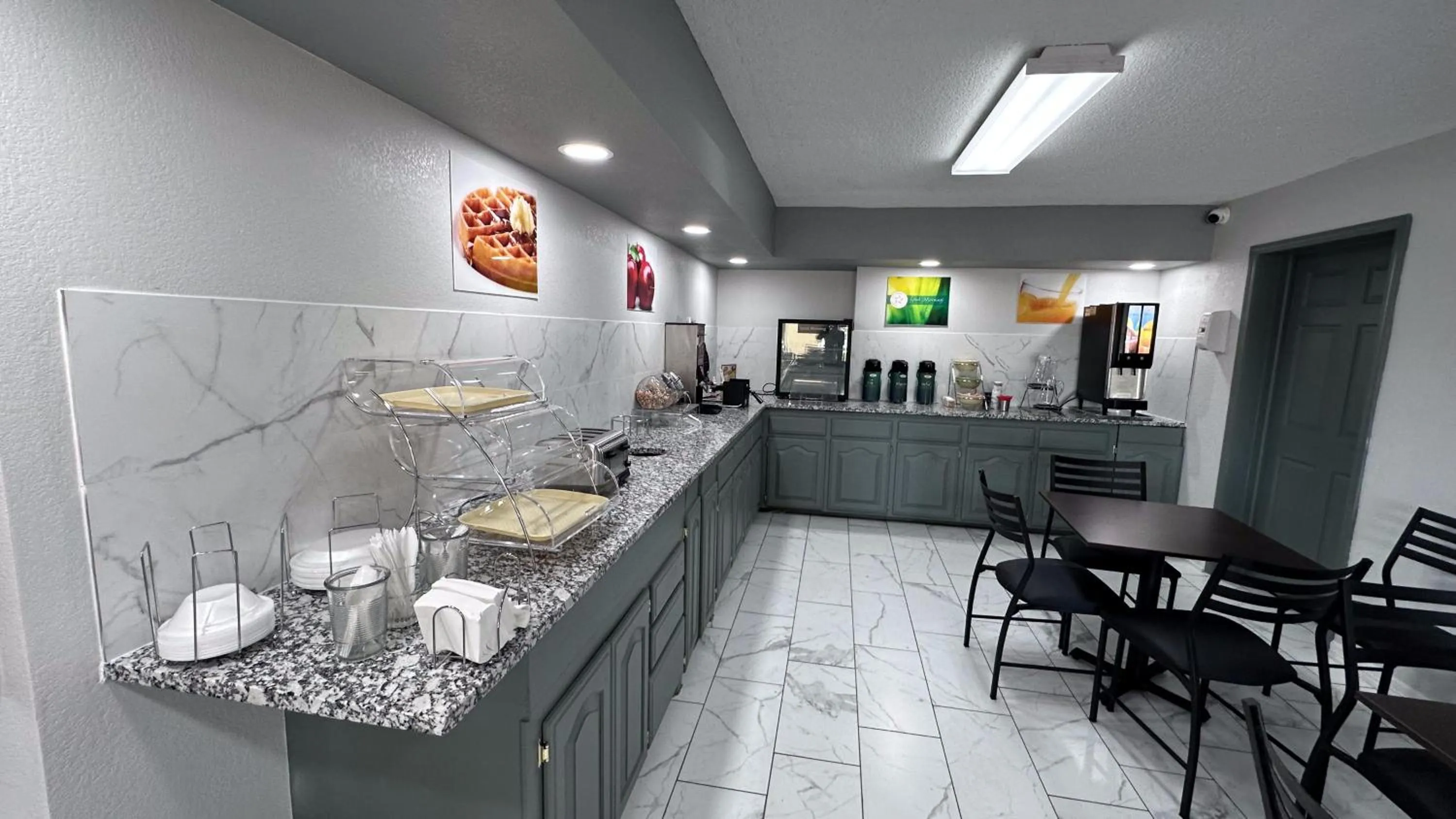 Dining area in Quality Inn