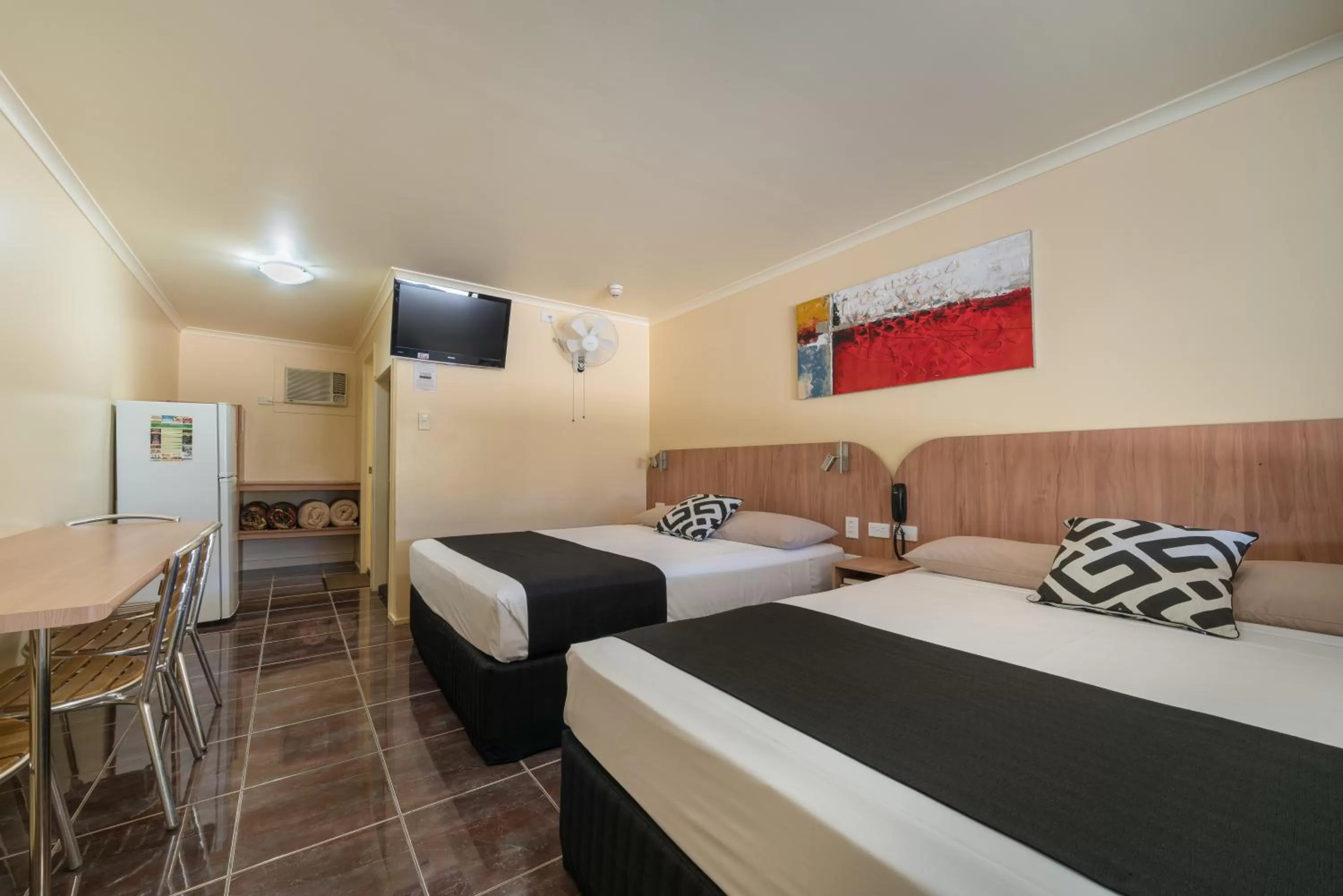 Photo of the whole room, Bed in Winter Sun Motel