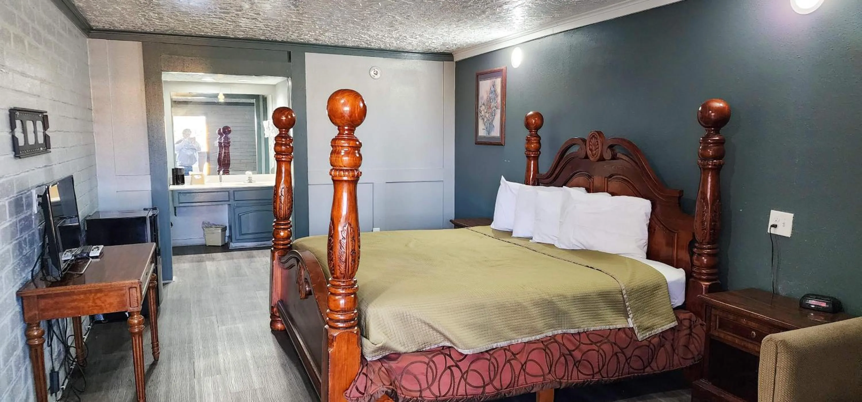 Photo of the whole room, Bed in Stratford Inn Tyler