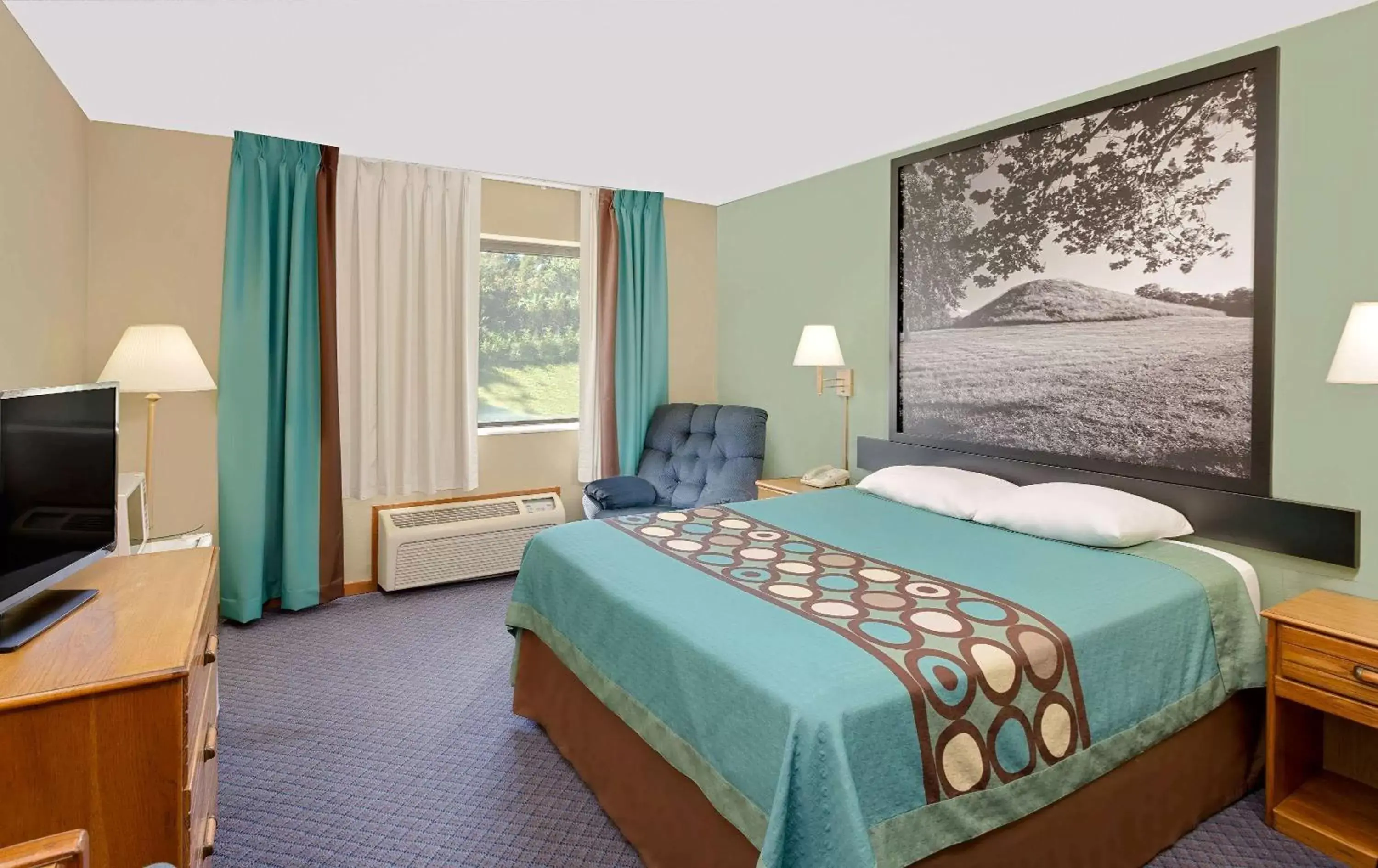 Photo of the whole room, Bed in Super 8 by Wyndham Macomb