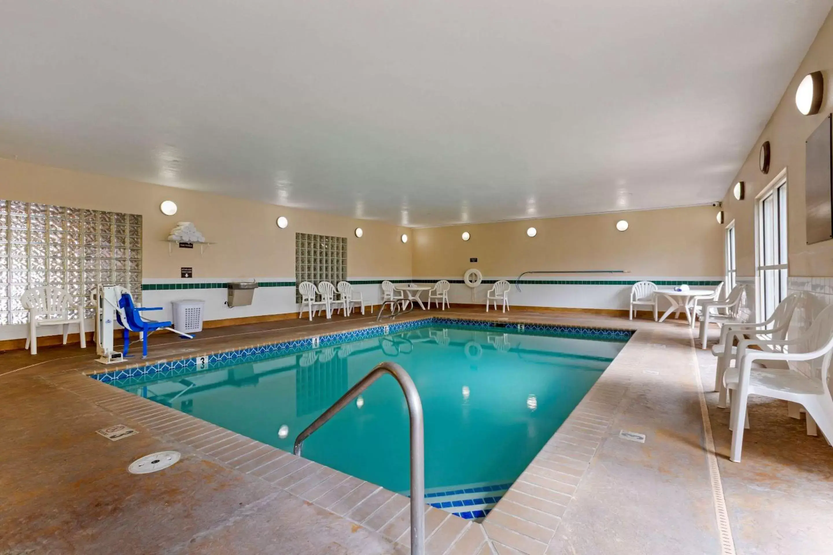 Activities, Swimming Pool in Comfort Inn South-Medford