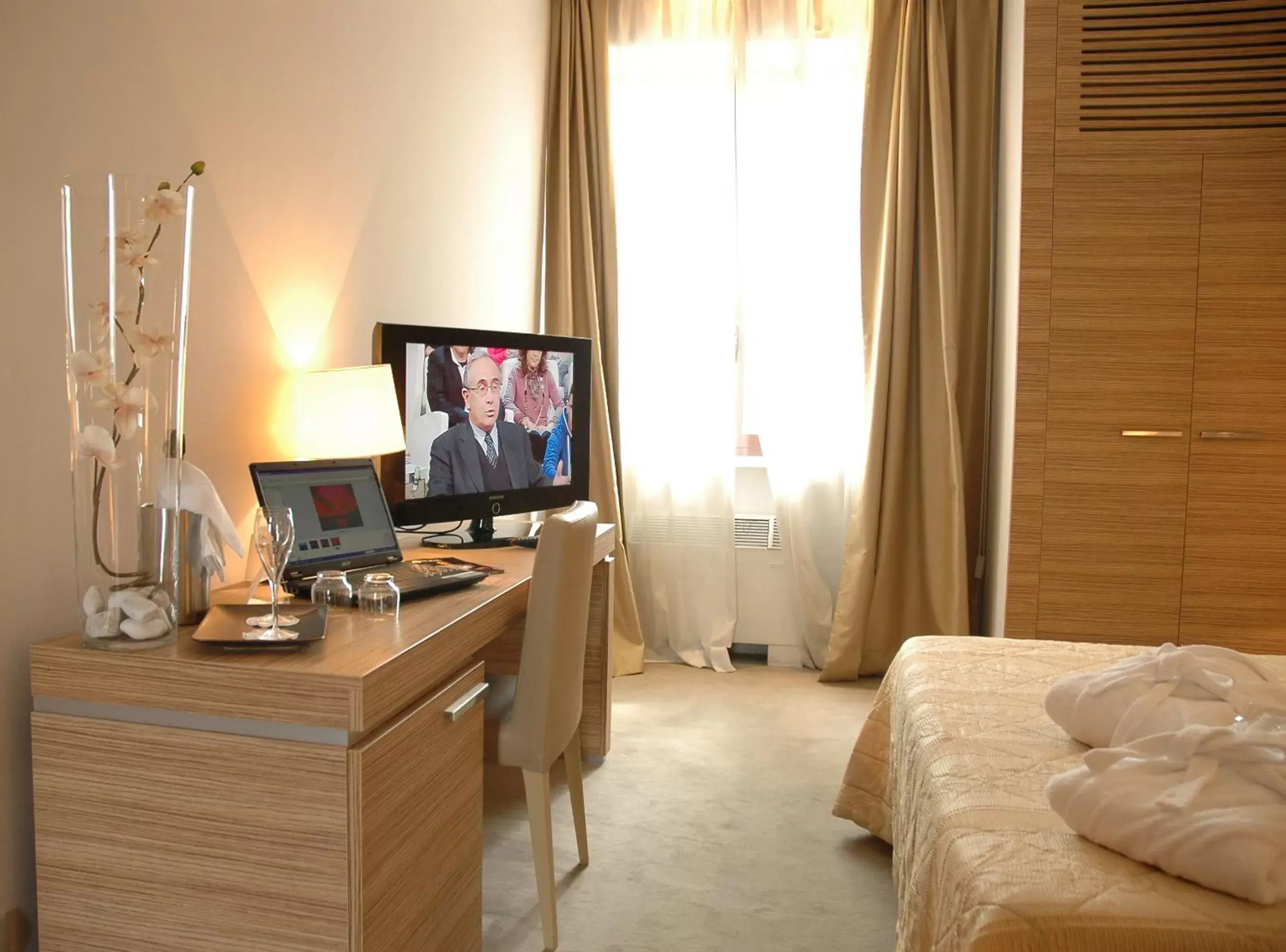 Bedroom, TV/Entertainment Center in Garden Area Roma Eur