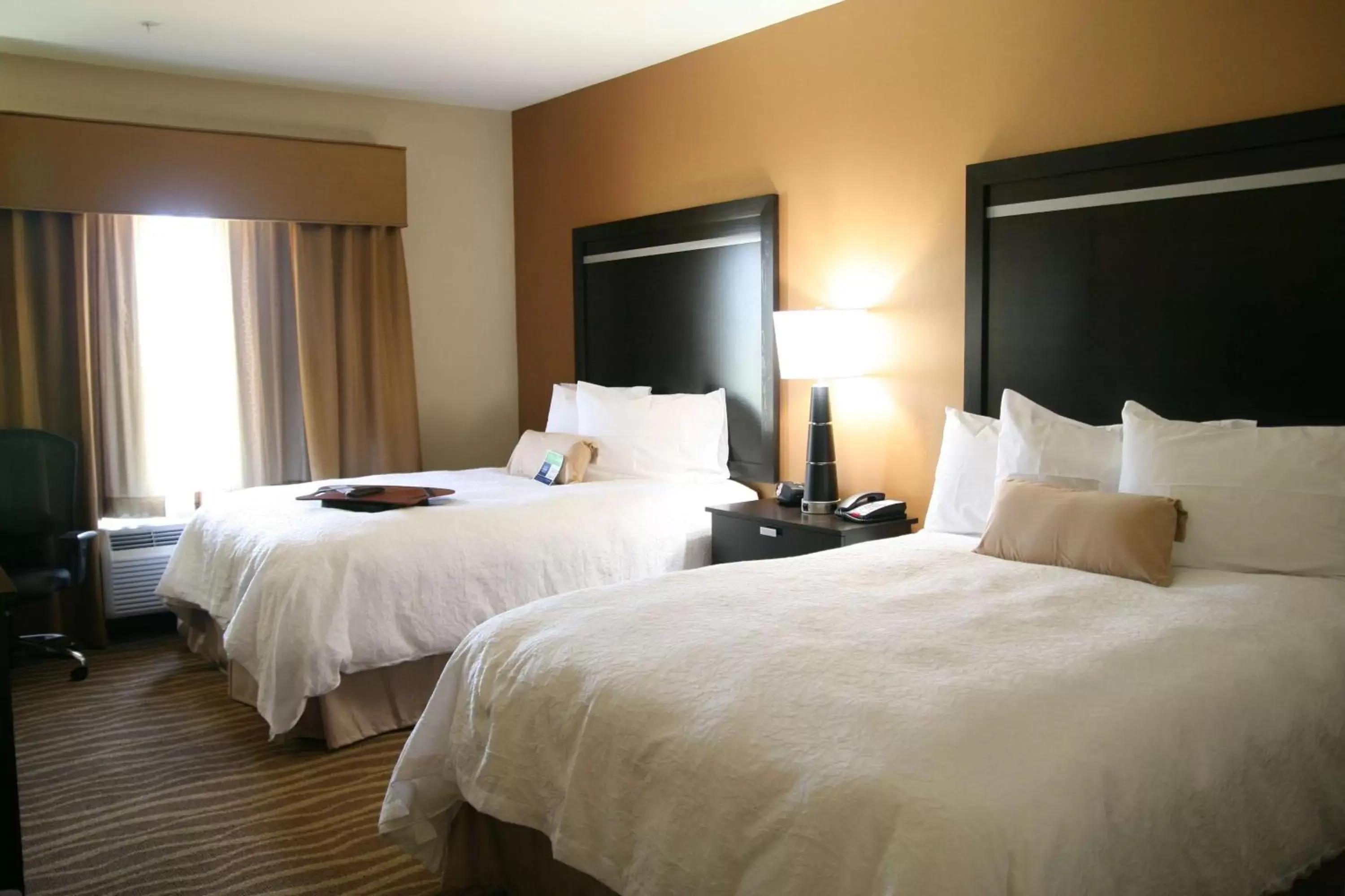 Bed in Hampton Inn & Suites Cleburne