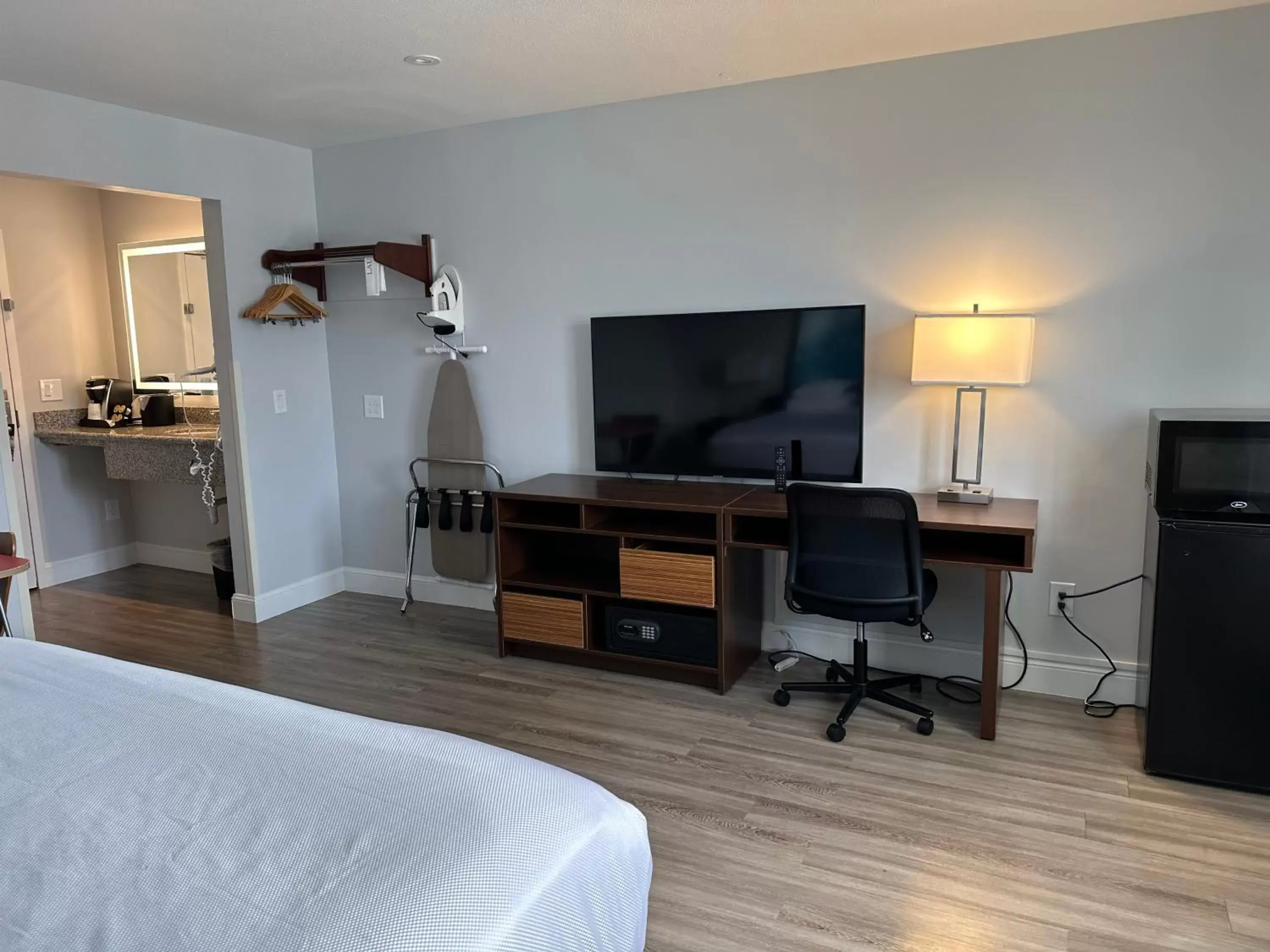 Bed, TV/Entertainment Center in Super 8 by Wyndham San Bruno /SF Intl Arpt West