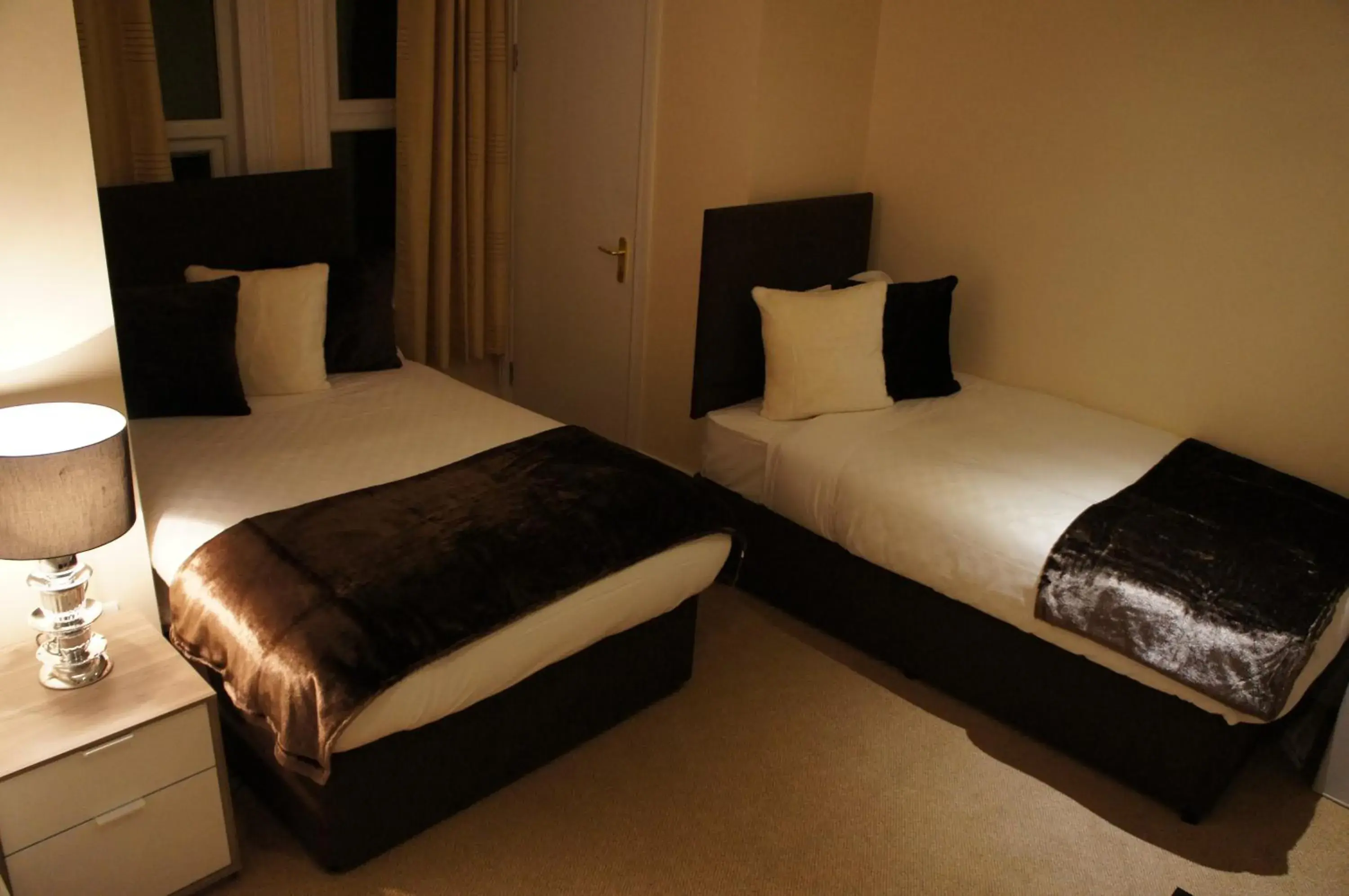 Bed in Sapphire Hotel London