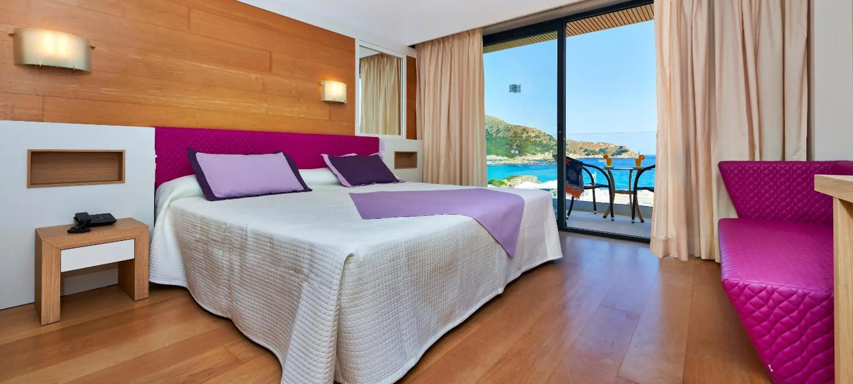 Bed in Hotel & Spa S'Entrador Playa