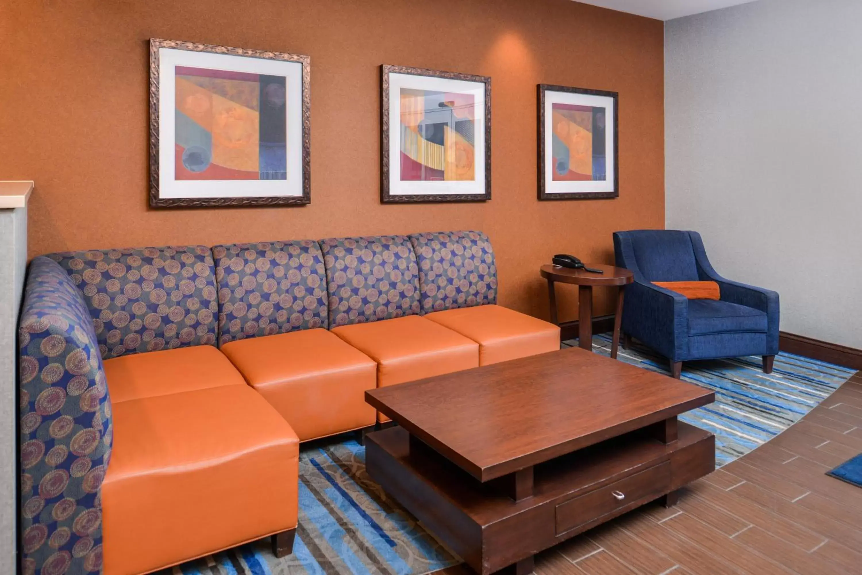 Property building, Seating Area in Holiday Inn Express Hotel & Suites York, an IHG Hotel