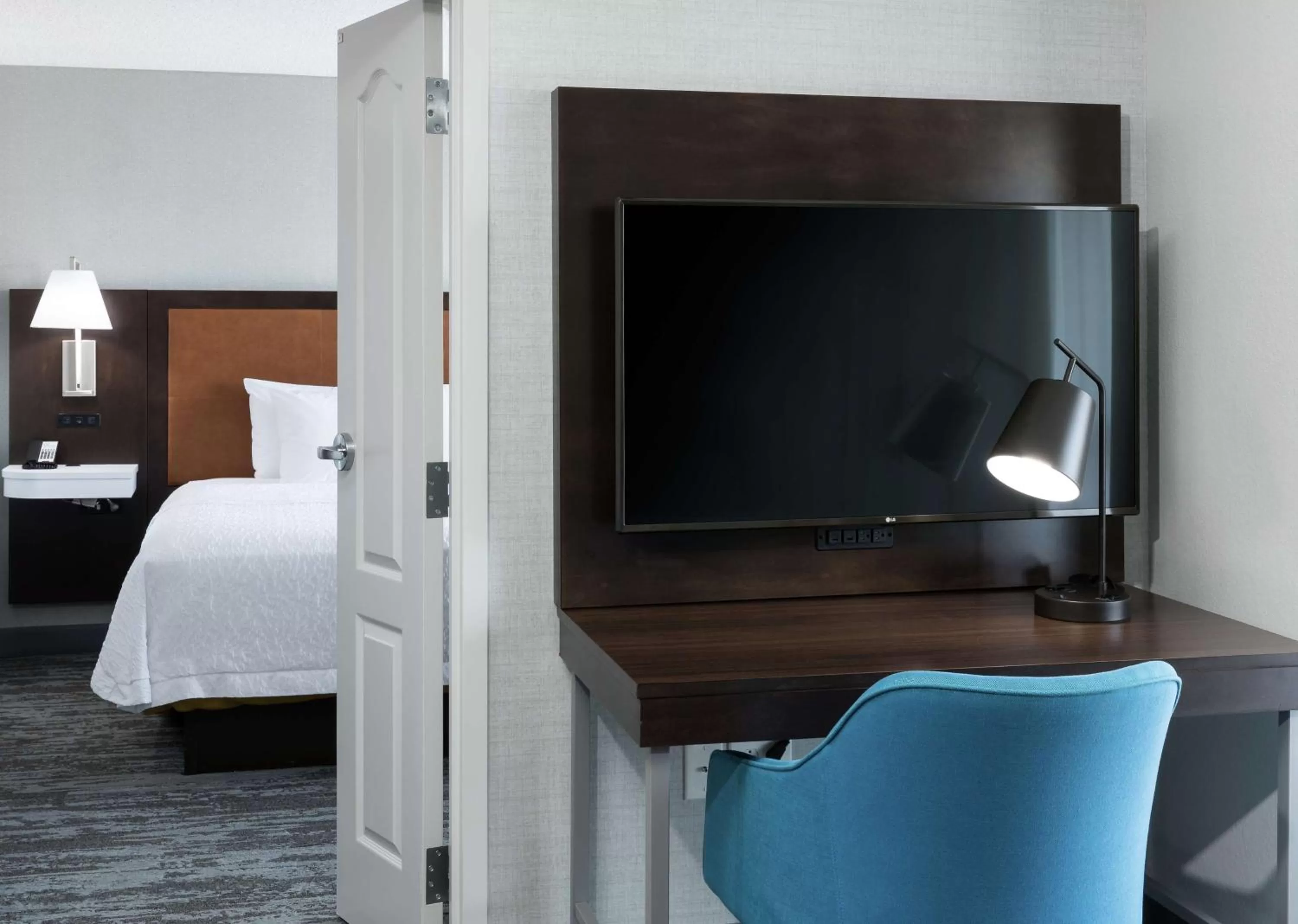 Bedroom, Bed in Hampton Inn & Suites Memphis-Beale Street