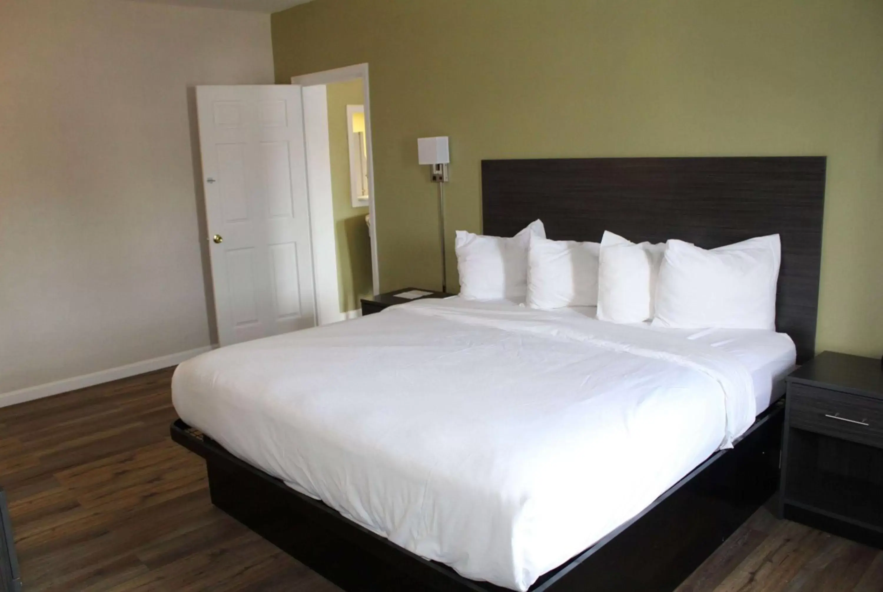 Photo of the whole room, Bed in Baymont by Wyndham Front Royal Near Shenandoah National Park Photo of the whole room, Bed in Baymont by Wyndham Front Royal Near Shenandoah National Park