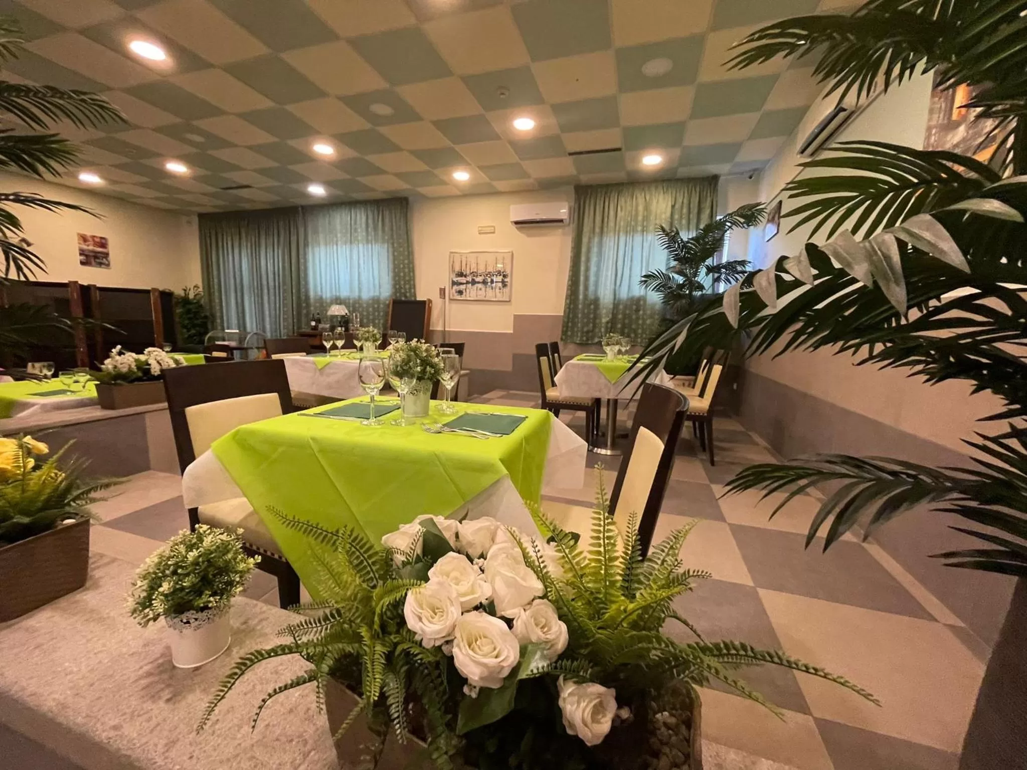 Restaurant/places to eat in Capodichino International Hotel