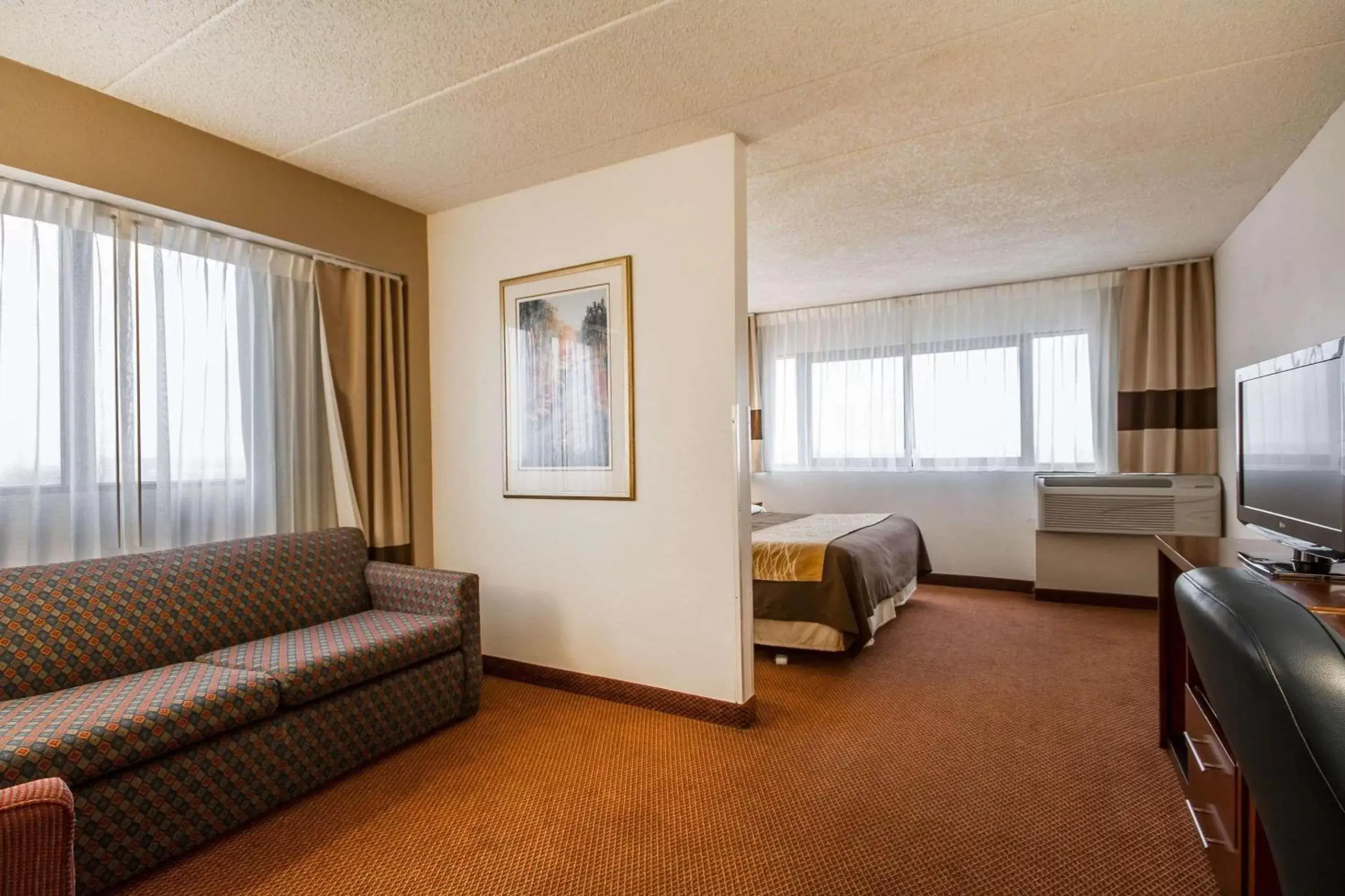 Photo of the whole room, Seating Area in Comfort Inn & Suites Madison - Airport