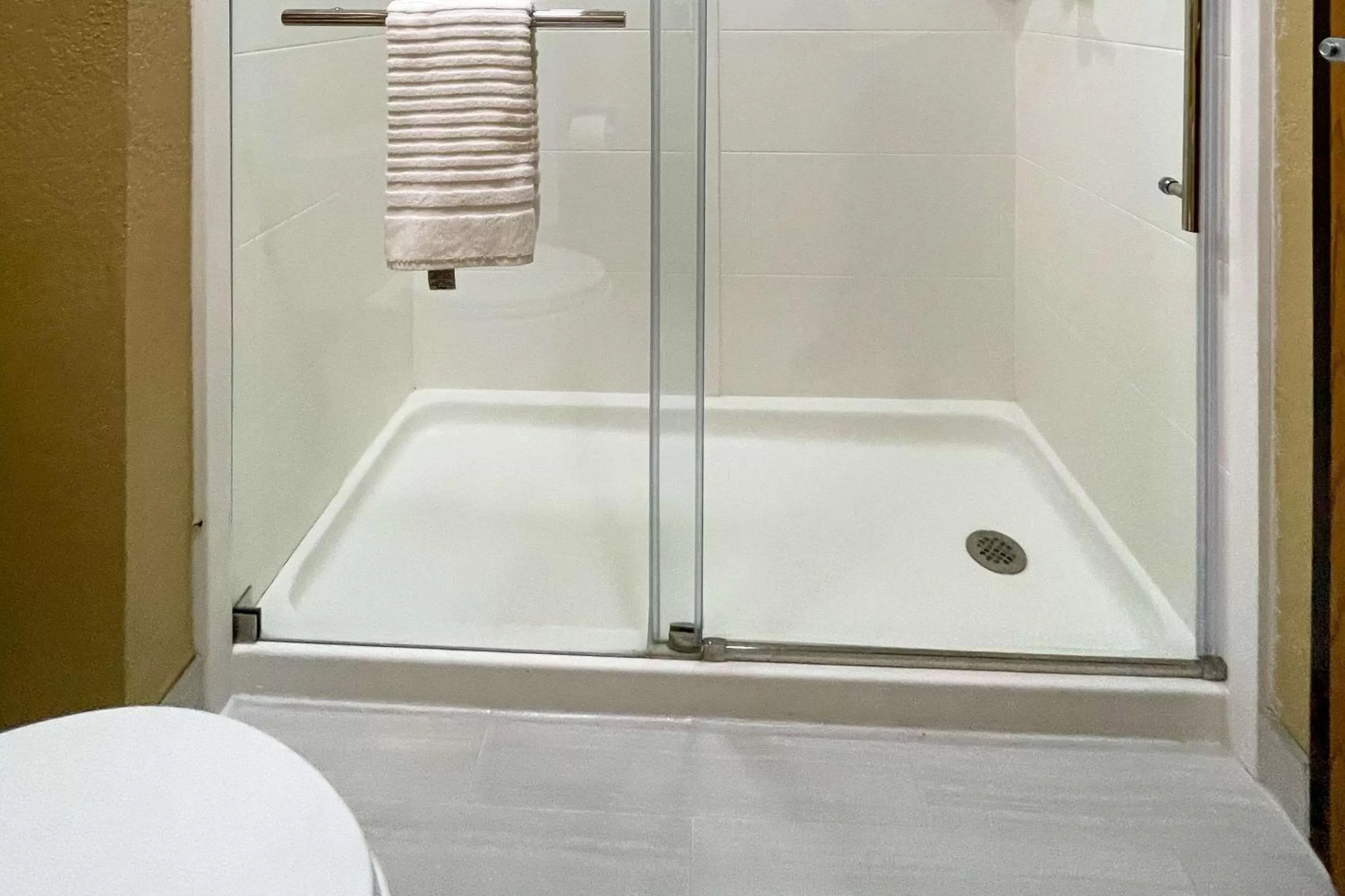 Bedroom in Comfort Suites Near Seaworld