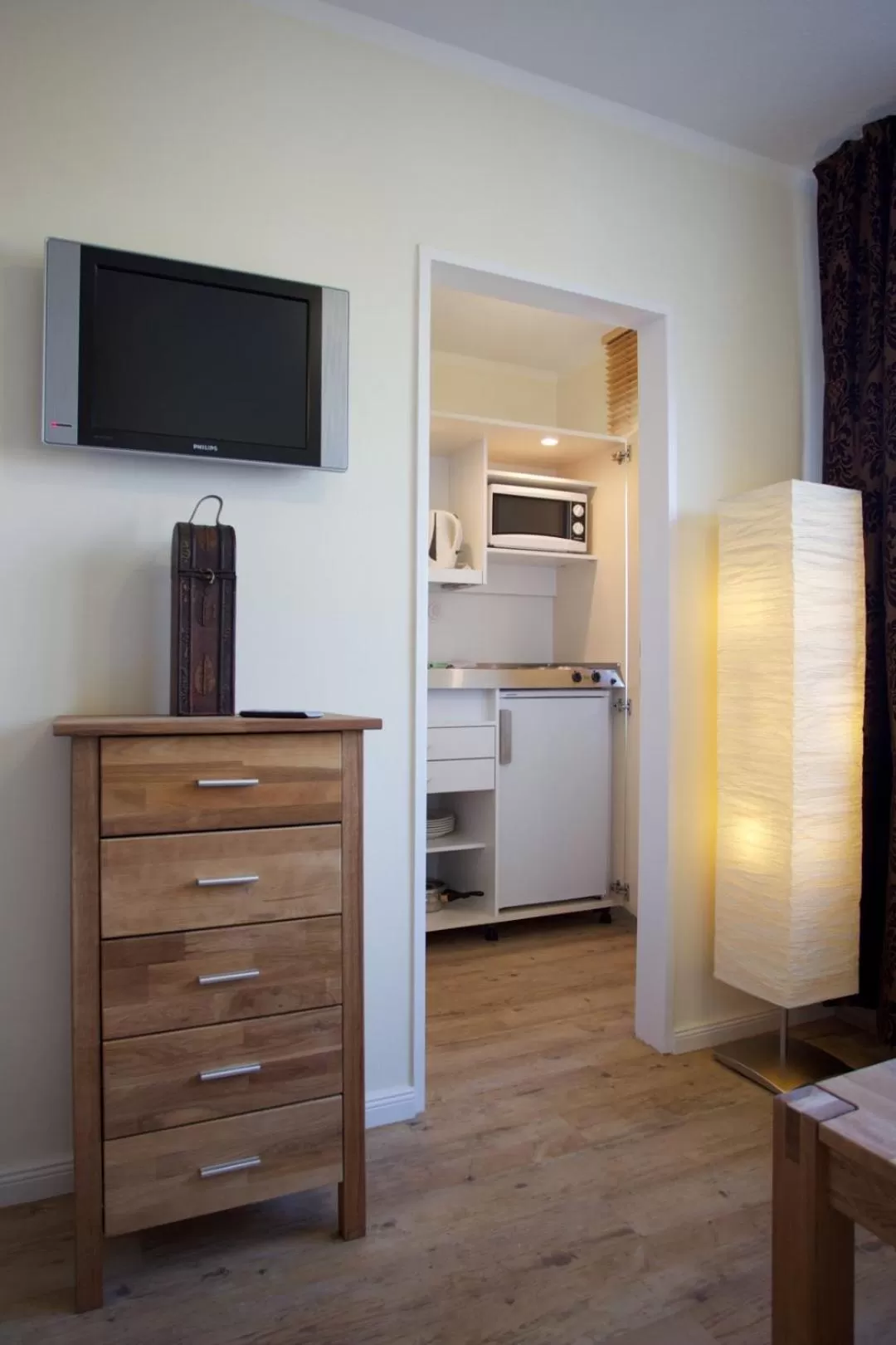 Kitchen or kitchenette, TV/Entertainment Center in Das Frühstückshotel Sankt Peter-Ording