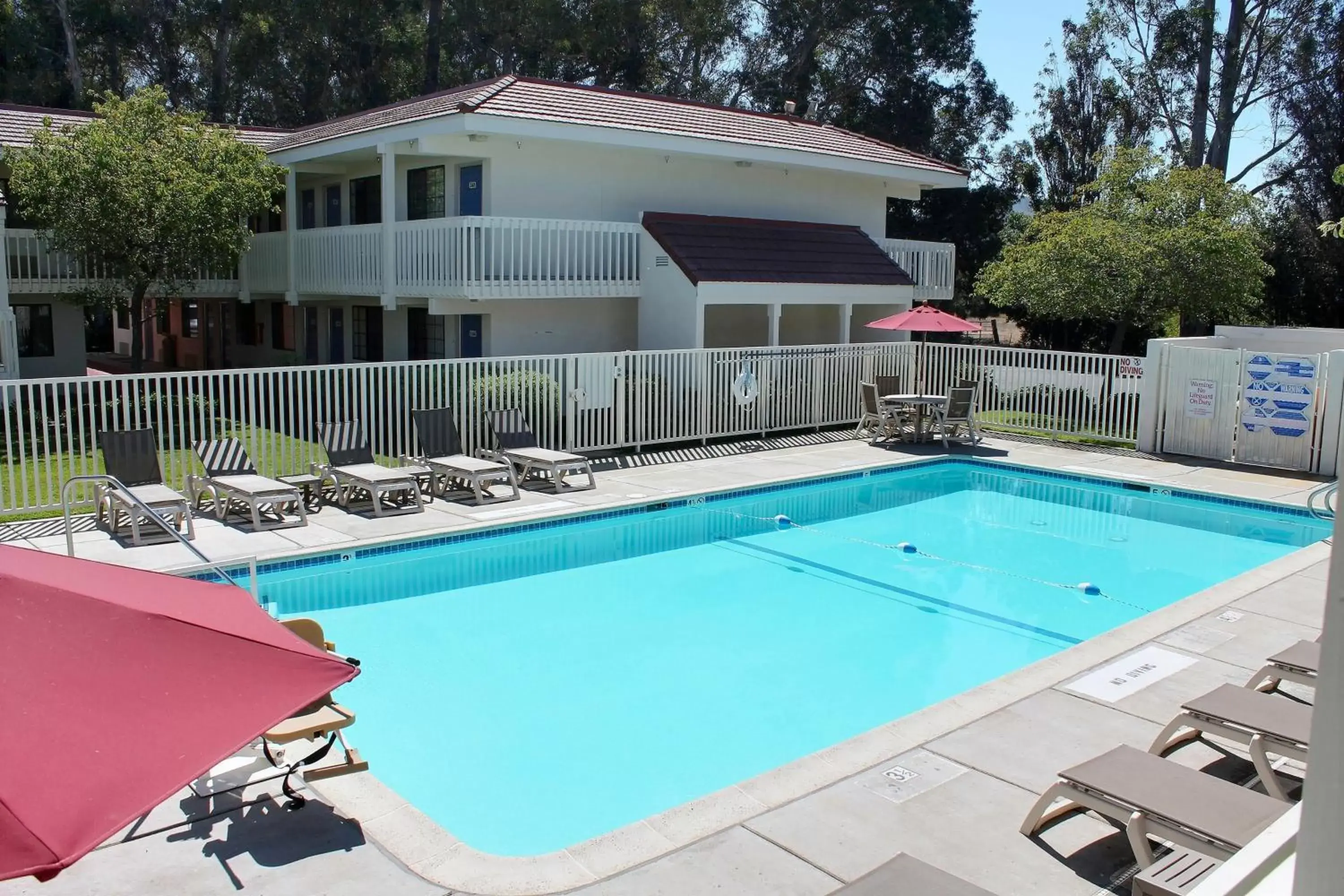 Facade/entrance, Swimming Pool in Motel 6-San Luis Obispo, CA - South