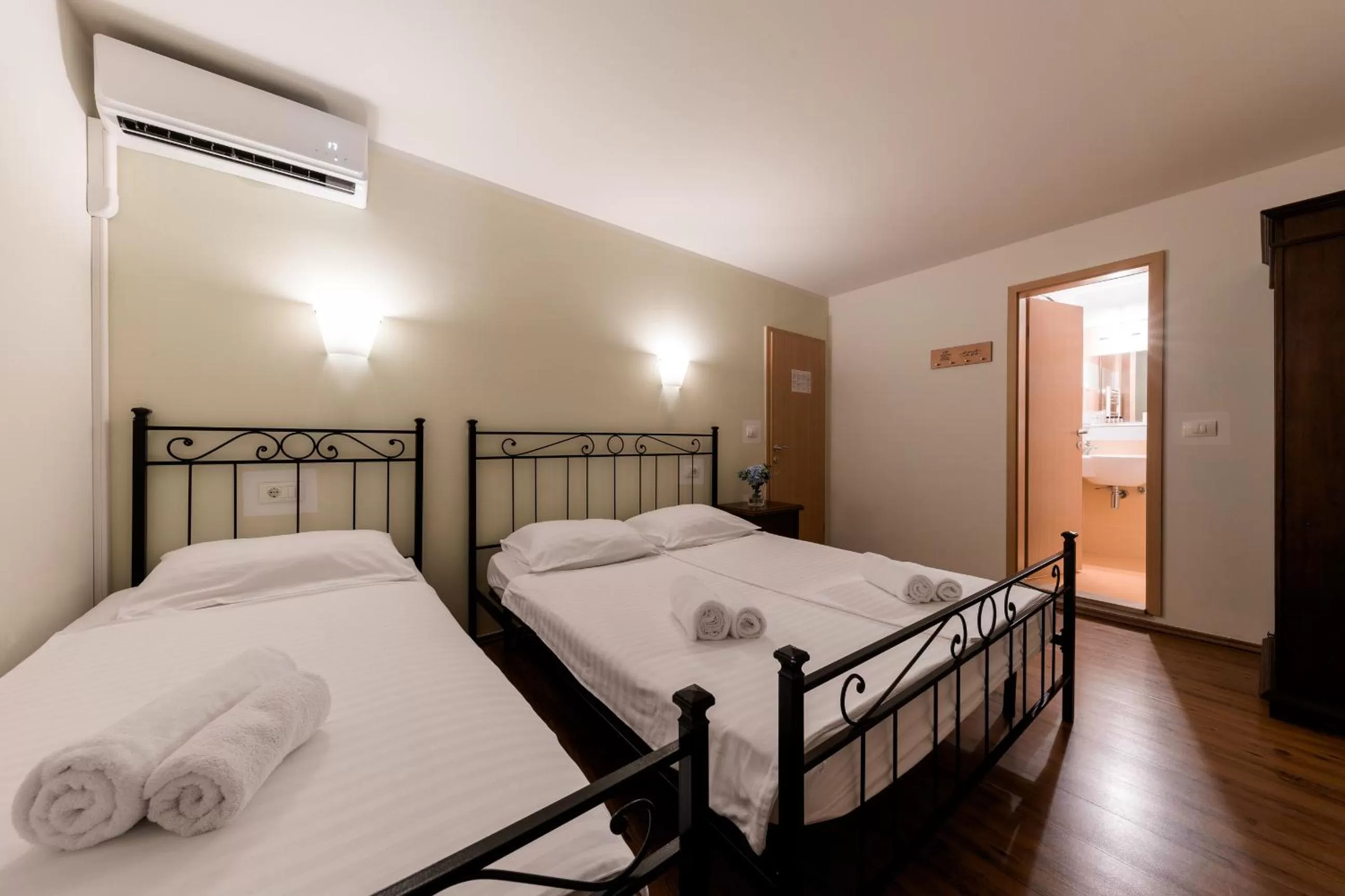 Photo of the whole room, Bed in Miracolo di Mare Retro