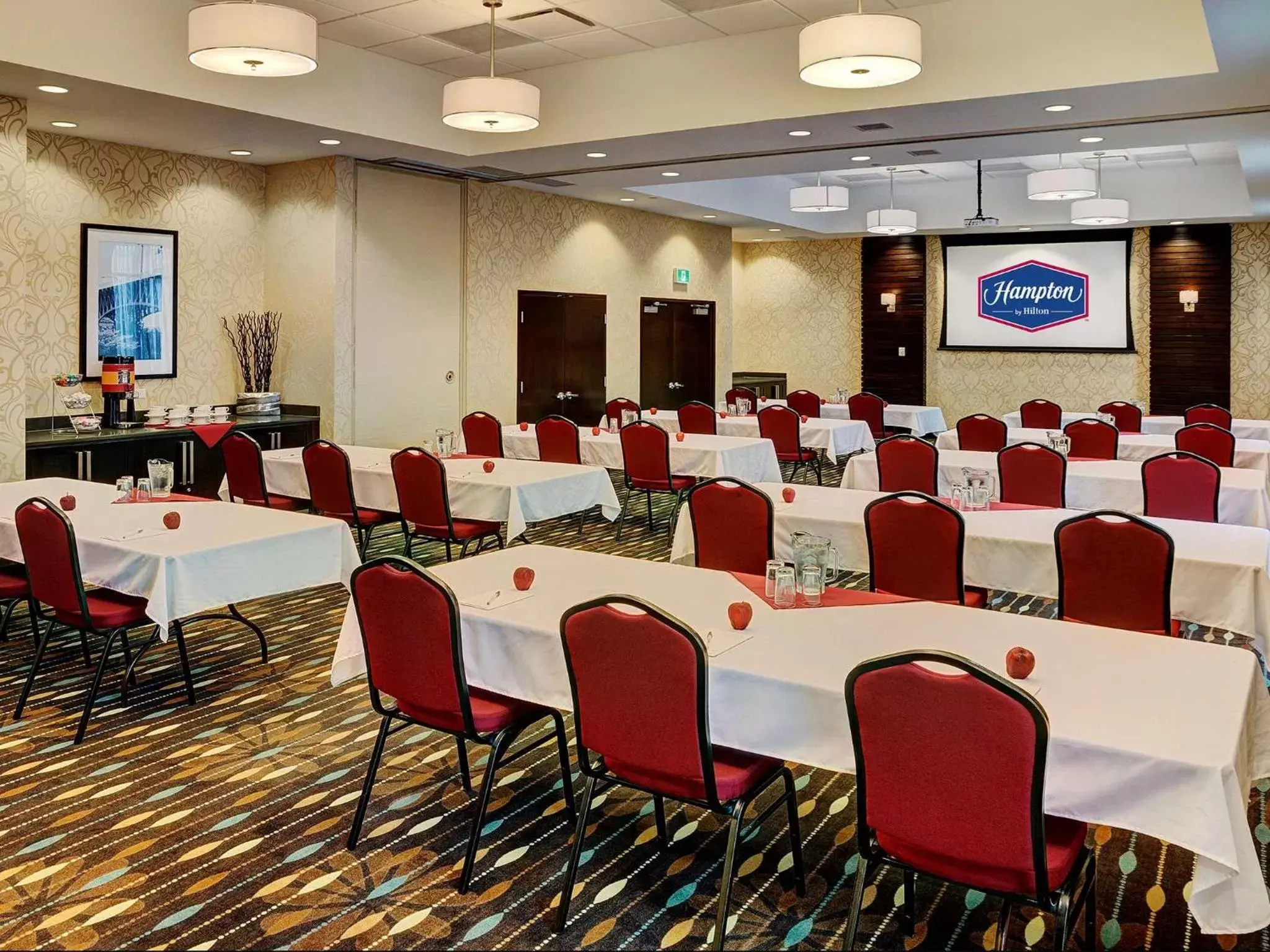 Meeting/conference room in Hampton Inn by Hilton Winnipeg