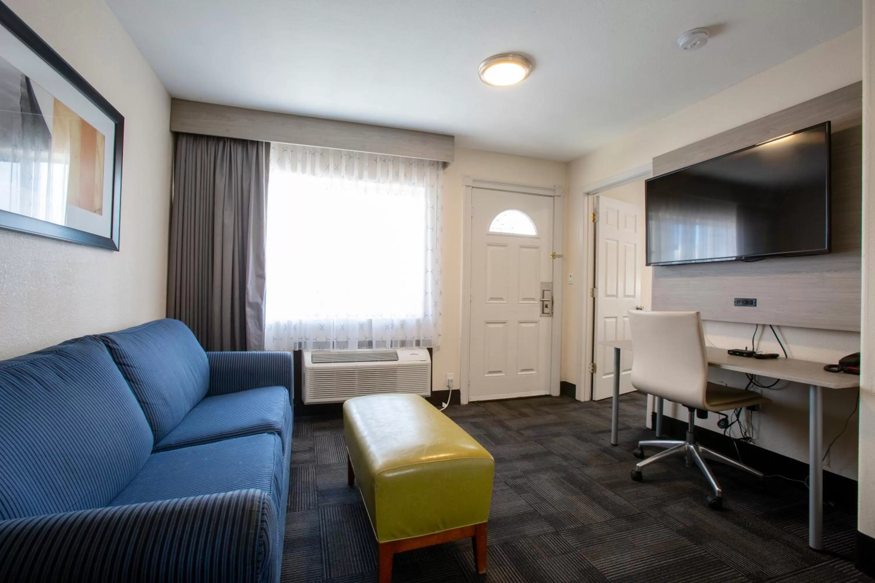 Living room in Hotel Aspen Flagstaff/ Grand Canyon InnSuites