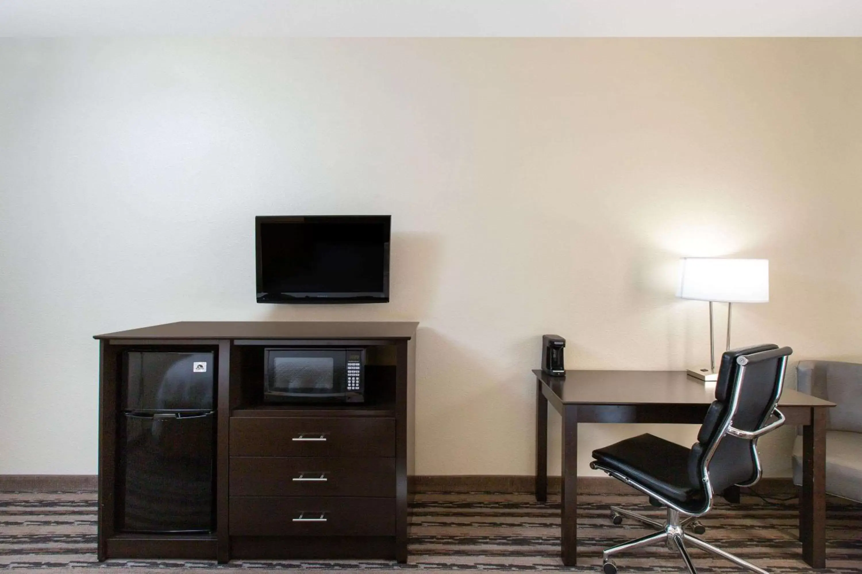 Photo of the whole room, TV/Entertainment Center in La Quinta Inn by Wyndham Lincoln