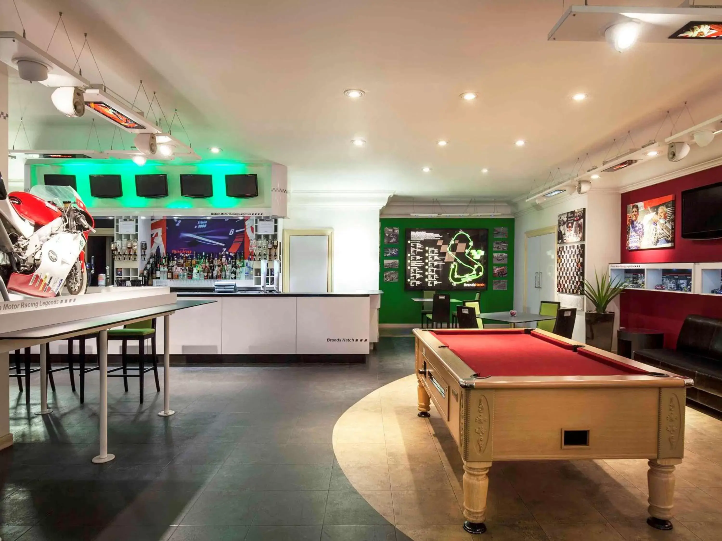 Lounge or bar, Billiards in Mercure Dartford Brands Hatch Hotel & Spa