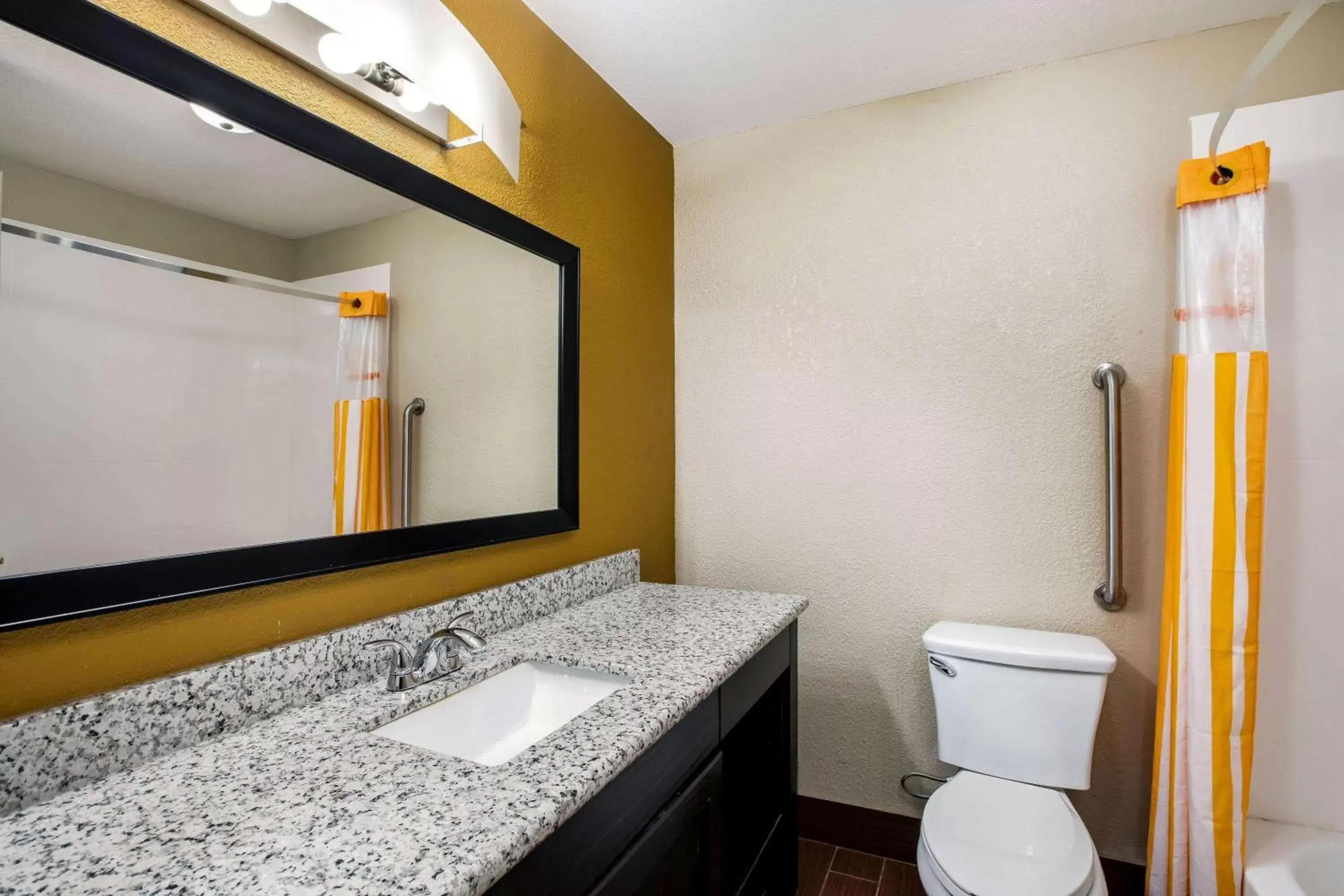 Bathroom in La Quinta Inn & Suites by Wyndham Emporia