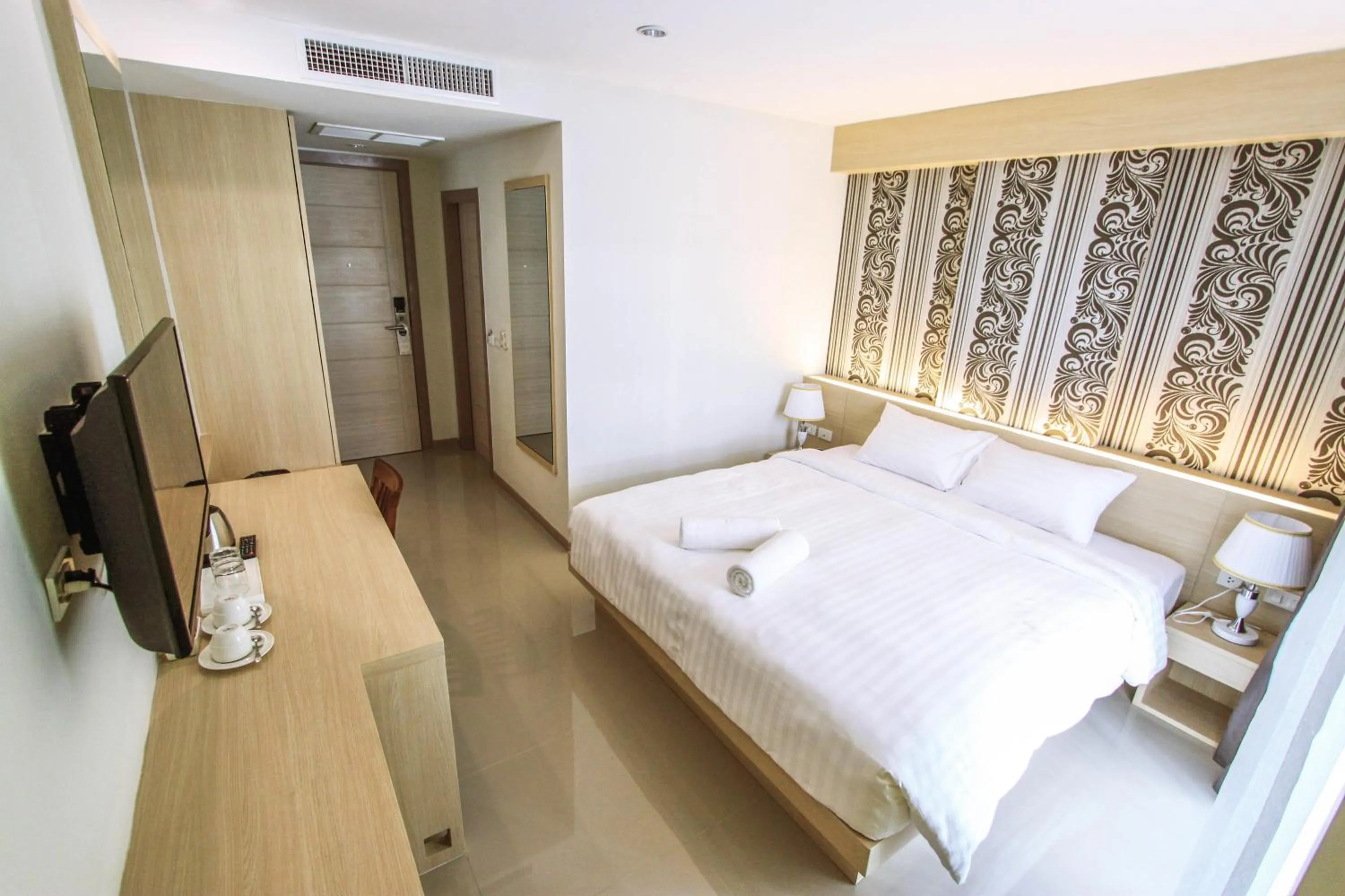 Photo of the whole room, Bed in Ocean and Ole Patong