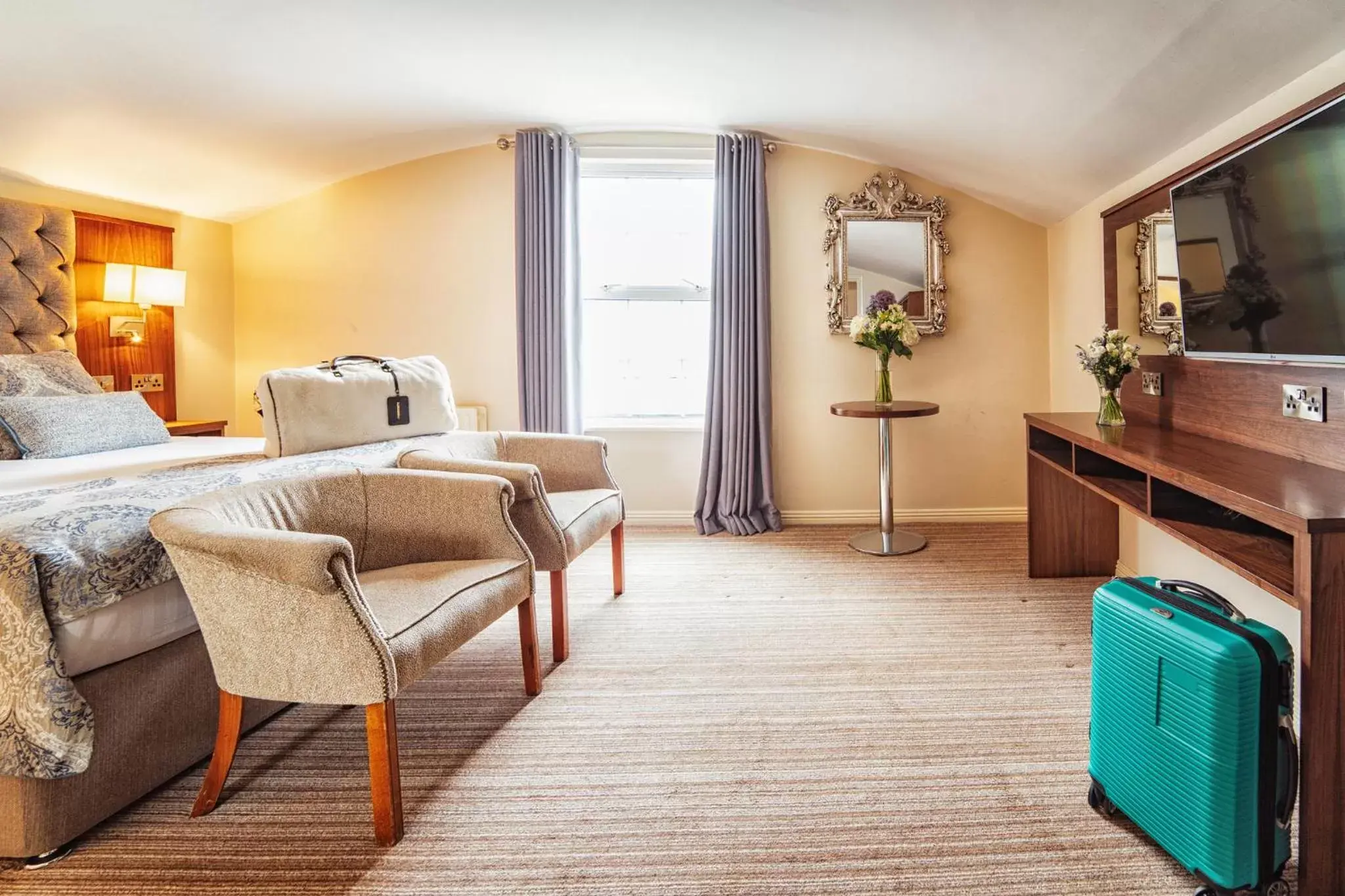 Bed, Seating Area in The Wyatt Hotel