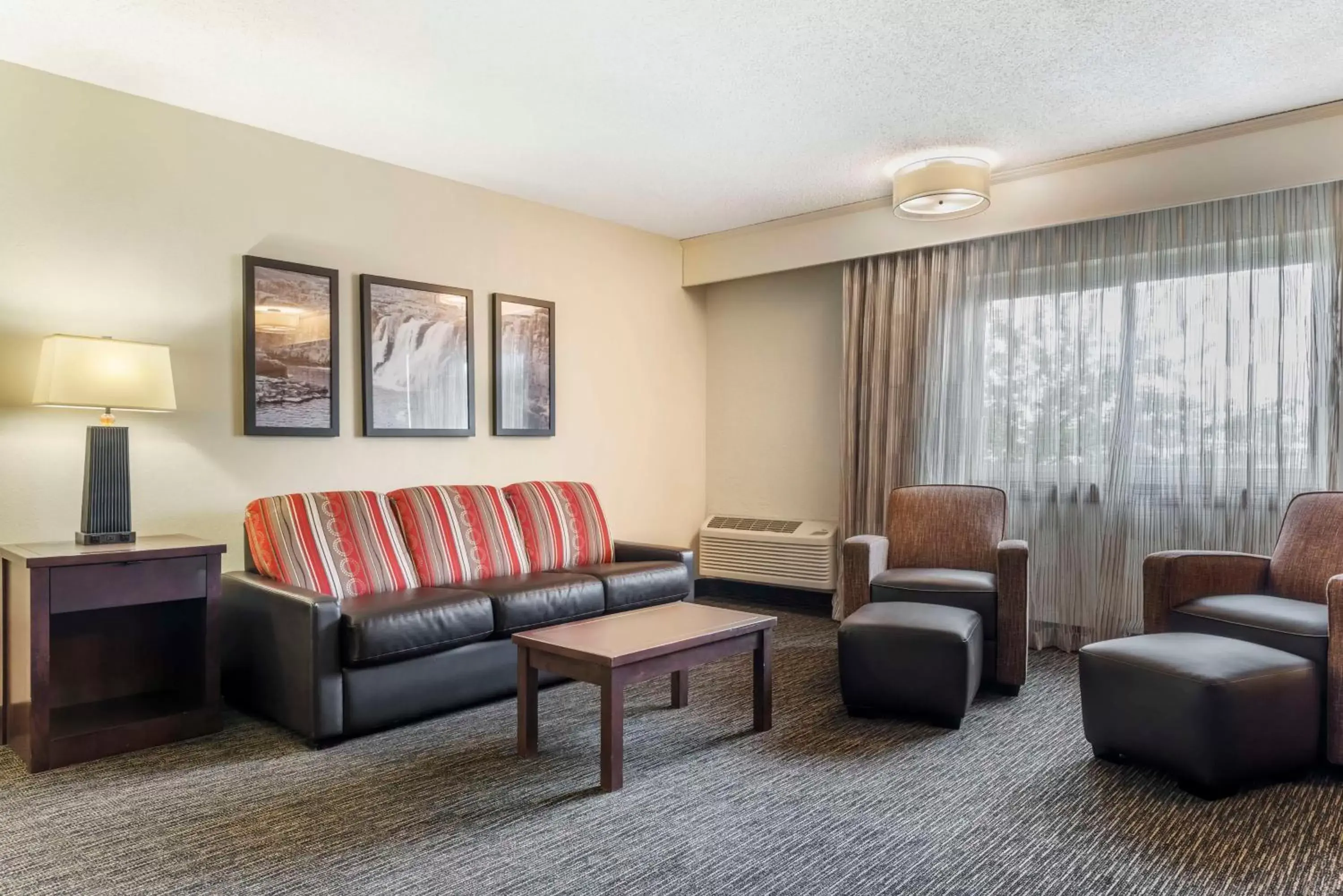 Bedroom, Seating Area in Best Western Plus Ramkota Hotel