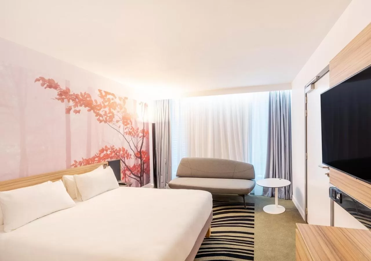Photo of the whole room, Bed in Novotel Leicester