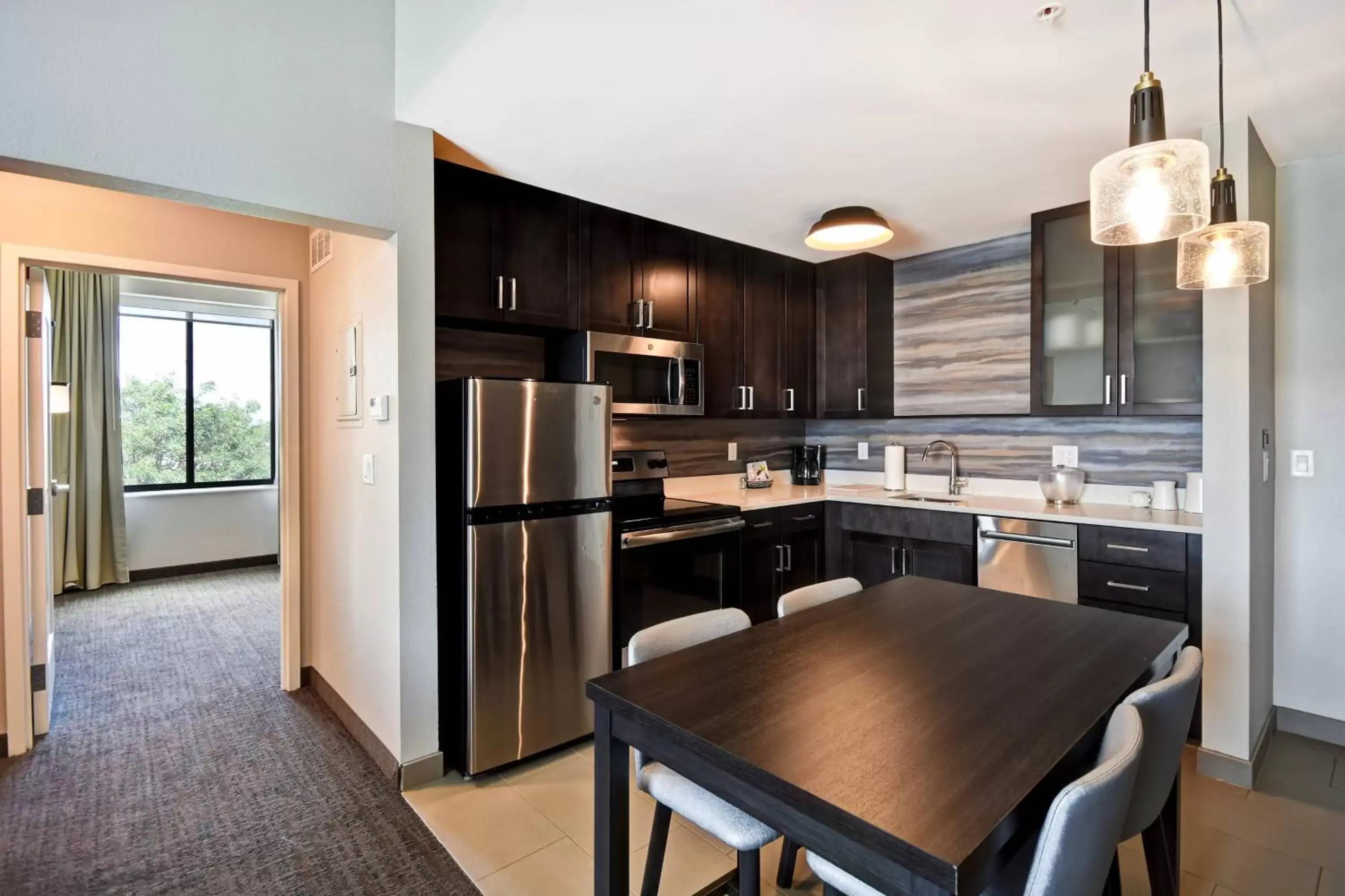 Bedroom, Kitchen/Kitchenette in Residence Inn by Marriott Cincinnati Northeast/Mason