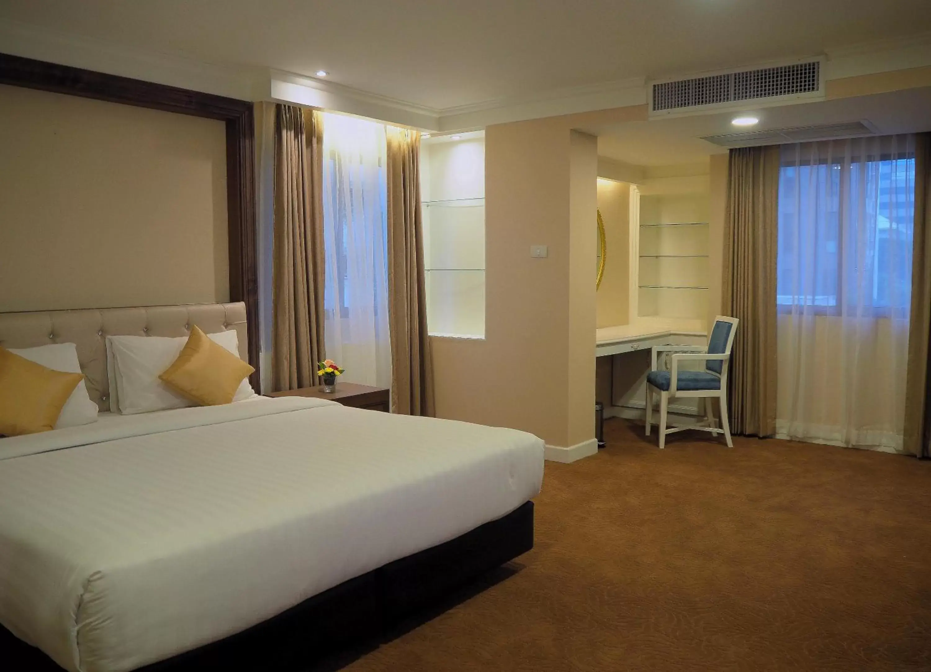 Bed in Kingston Suites Bangkok