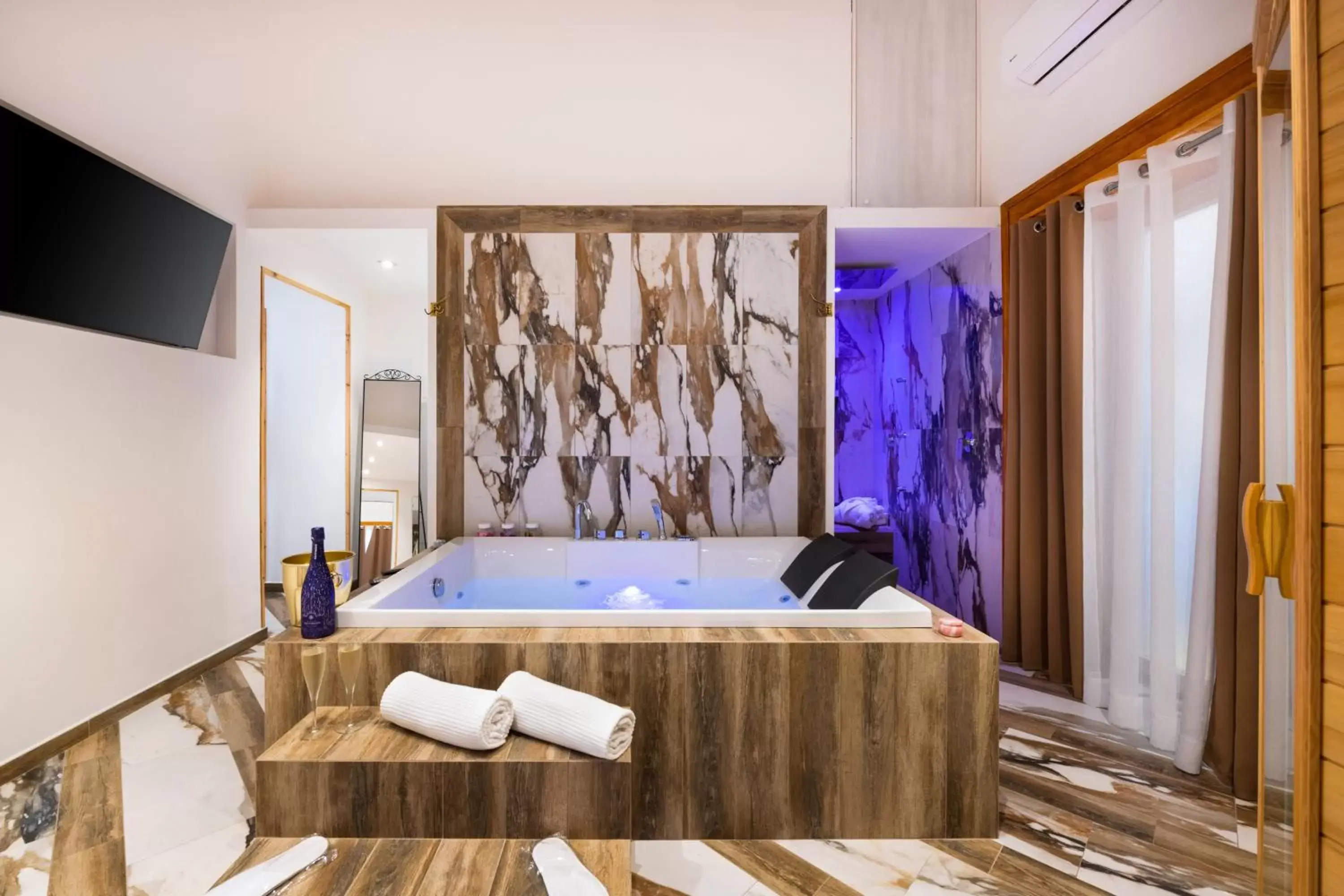 Hot Tub in Sant'Antonino Luxury Suite