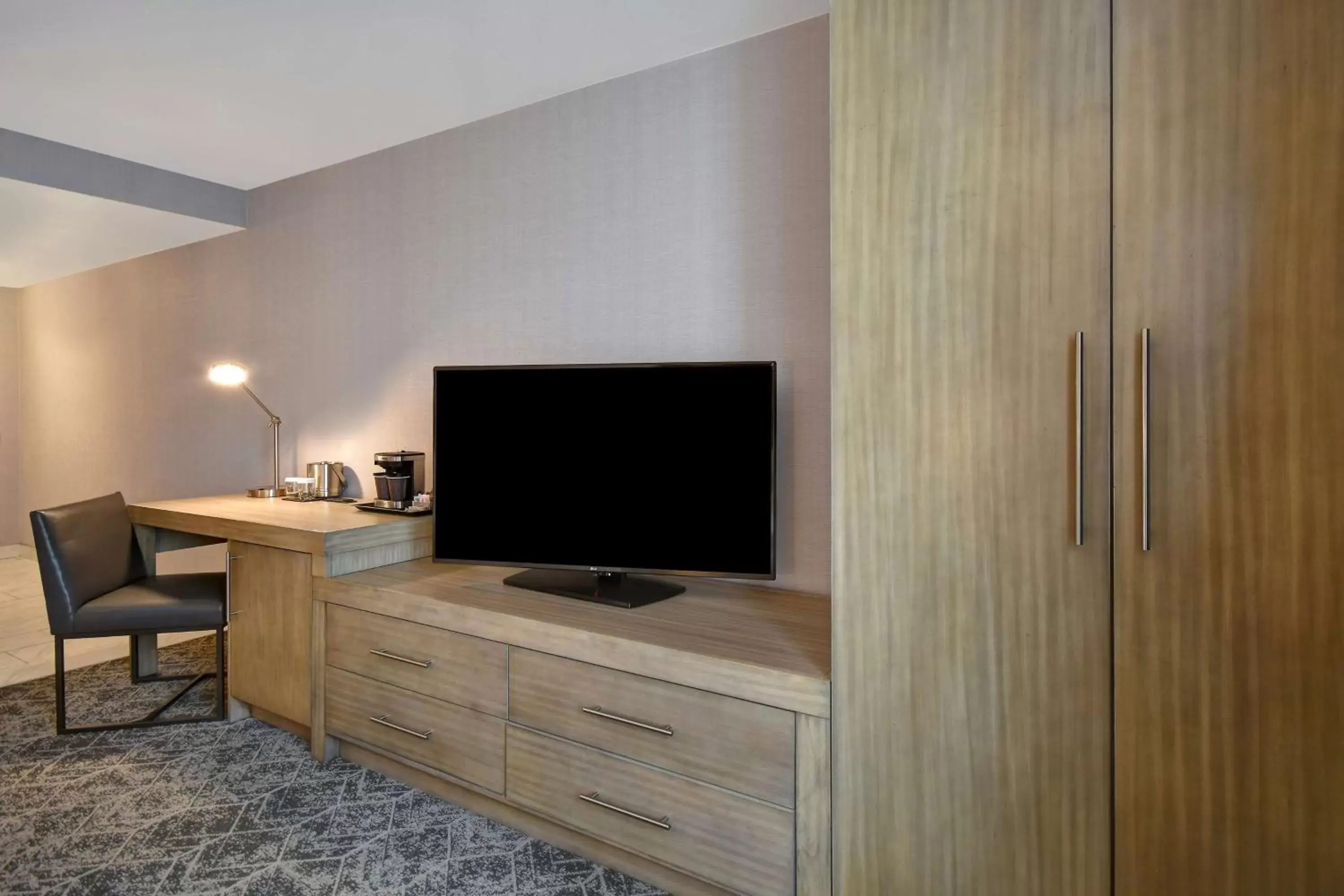 Bedroom, TV/Entertainment Center in DoubleTree by Hilton St. Louis Airport, MO